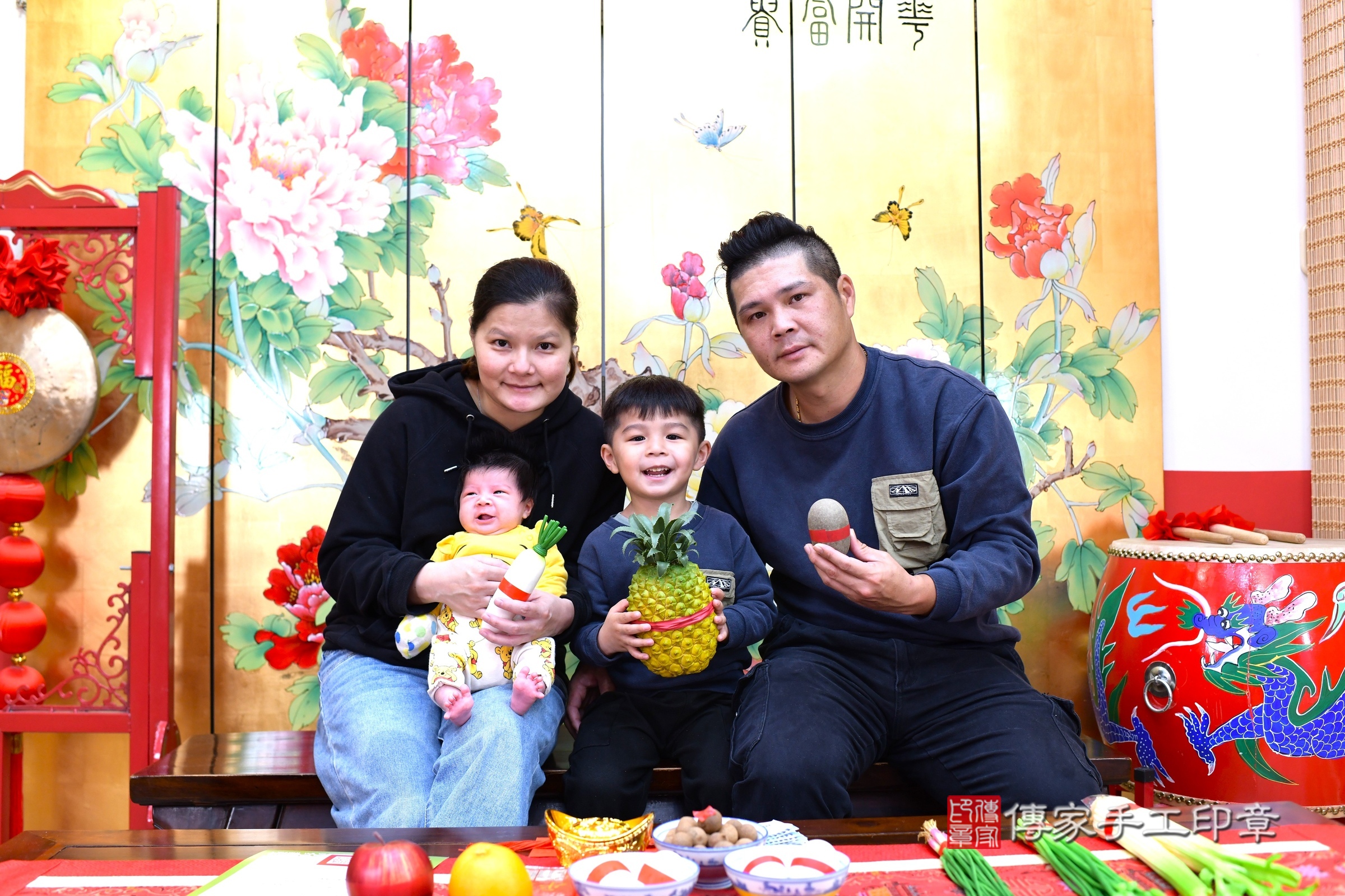 小暟寶寶(台北市大同區嬰兒寶寶滿月剃頭理髮、嬰兒剃胎毛儀式吉祥話)。中國風會場，爸媽寶貝穿「日中韓」古裝禮服。專業拍照、證書。★購買「臍帶章、肚臍章、胎毛筆刷印章」贈送：剃頭、收涎、抓周，三選一。2025.3.4，照片4