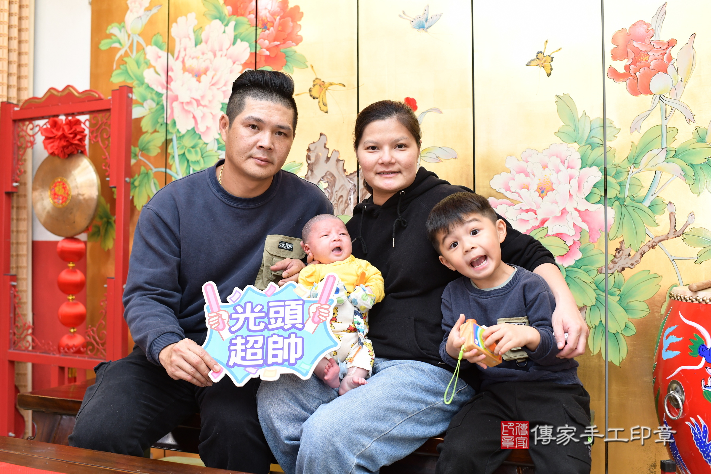 小暟寶寶(台北市大同區嬰兒寶寶滿月剃頭理髮、嬰兒剃胎毛儀式吉祥話)。中國風會場，爸媽寶貝穿「日中韓」古裝禮服。專業拍照、證書。★購買「臍帶章、肚臍章、胎毛筆刷印章」贈送：剃頭、收涎、抓周，三選一。2025.3.4，照片14