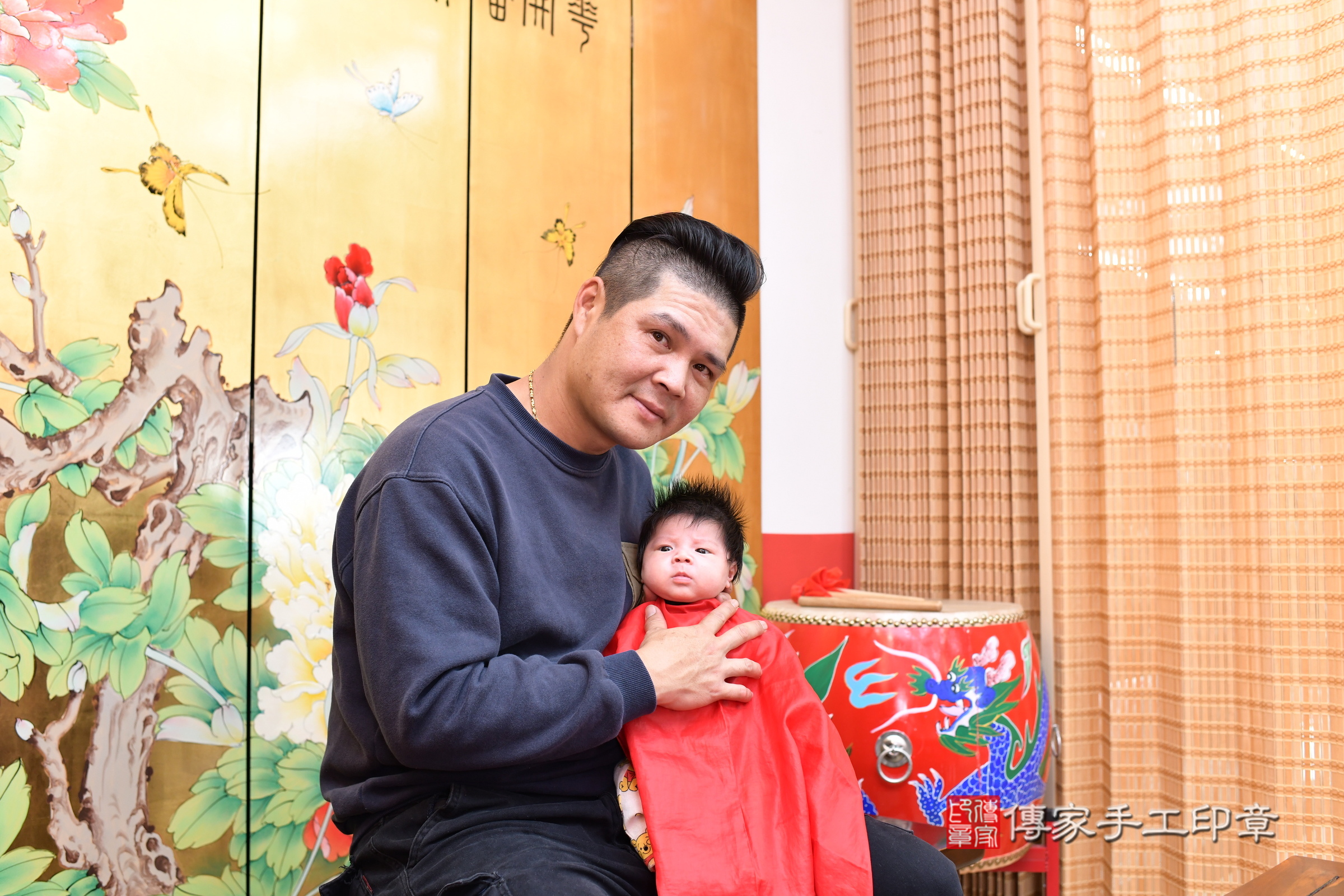 小暟寶寶(台北市大同區嬰兒寶寶滿月剃頭理髮、嬰兒剃胎毛儀式吉祥話)。中國風會場，爸媽寶貝穿「日中韓」古裝禮服。專業拍照、證書。★購買「臍帶章、肚臍章、胎毛筆刷印章」贈送：剃頭、收涎、抓周，三選一。2025.3.4，照片9