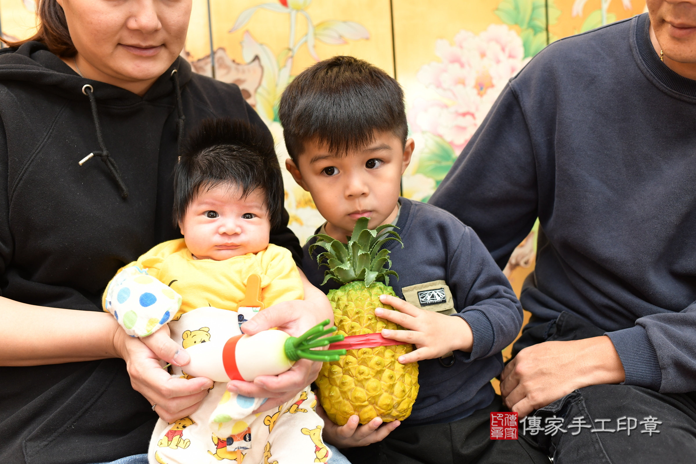 小暟寶寶(台北市大同區嬰兒寶寶滿月剃頭理髮、嬰兒剃胎毛儀式吉祥話)。中國風會場，爸媽寶貝穿「日中韓」古裝禮服。專業拍照、證書。★購買「臍帶章、肚臍章、胎毛筆刷印章」贈送：剃頭、收涎、抓周，三選一。2025.3.4，照片5