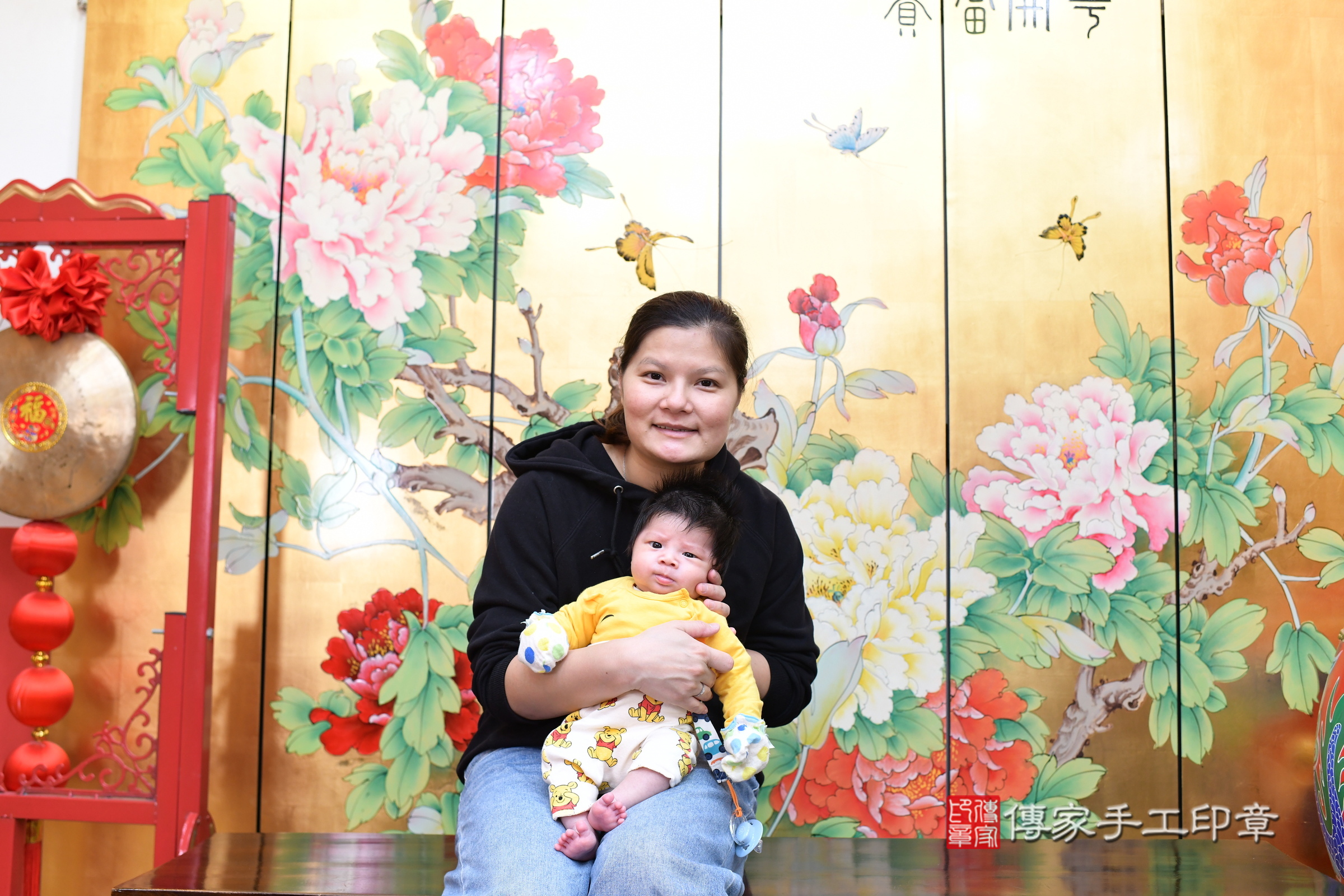 小暟寶寶(台北市大同區嬰兒寶寶滿月剃頭理髮、嬰兒剃胎毛儀式吉祥話)。中國風會場，爸媽寶貝穿「日中韓」古裝禮服。專業拍照、證書。★購買「臍帶章、肚臍章、胎毛筆刷印章」贈送：剃頭、收涎、抓周，三選一。2025.3.4，照片3