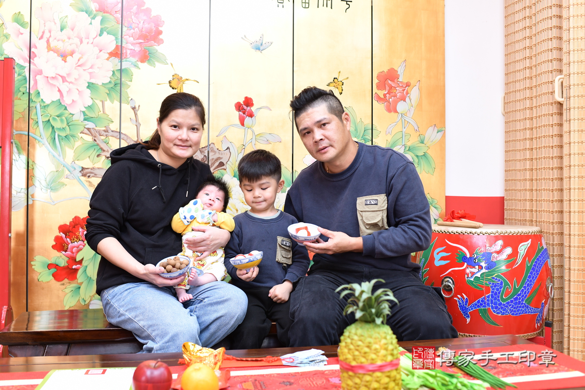 小暟寶寶(台北市大同區嬰兒寶寶滿月剃頭理髮、嬰兒剃胎毛儀式吉祥話)。中國風會場，爸媽寶貝穿「日中韓」古裝禮服。專業拍照、證書。★購買「臍帶章、肚臍章、胎毛筆刷印章」贈送：剃頭、收涎、抓周，三選一。2025.3.4，照片8