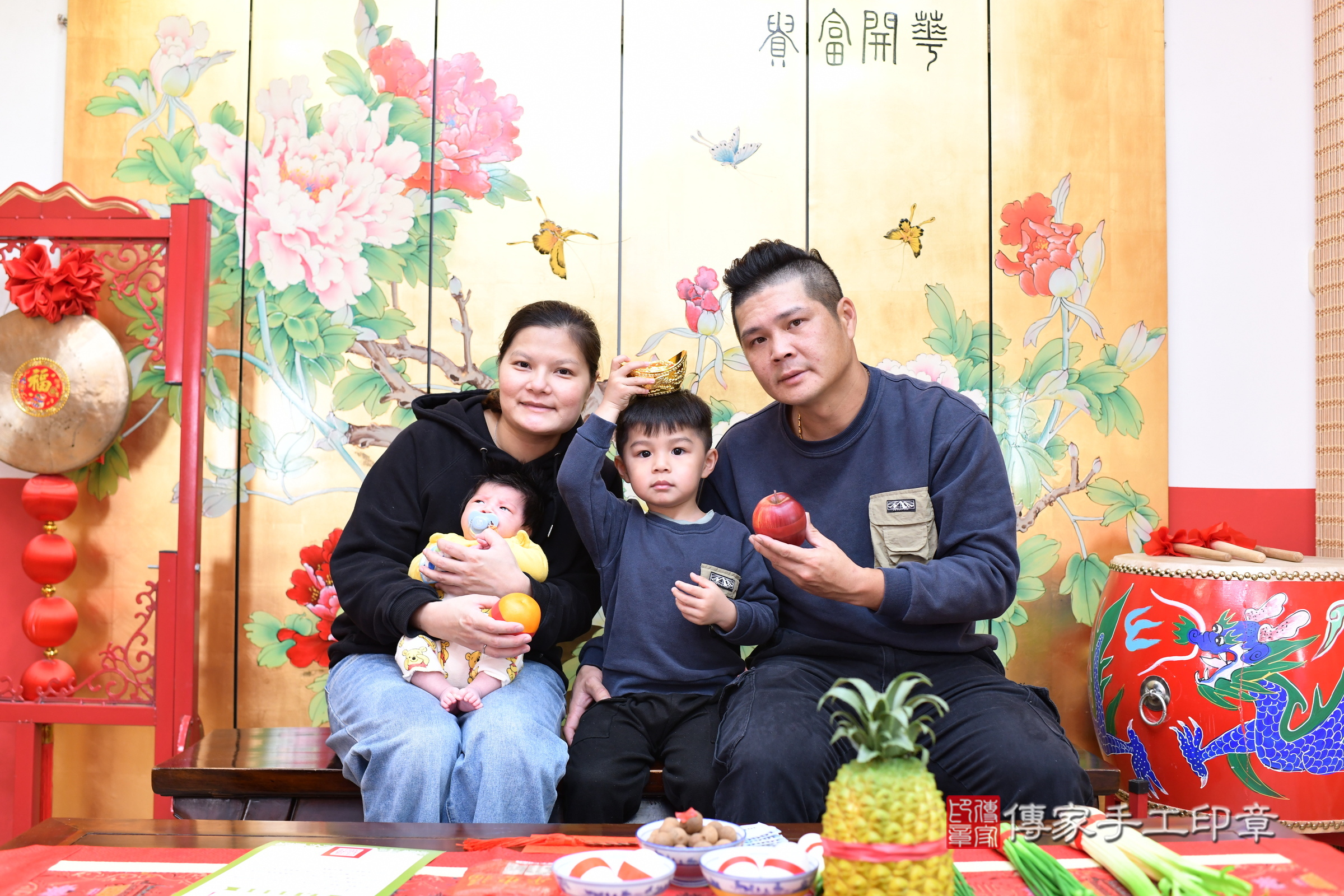 小暟寶寶(台北市大同區嬰兒寶寶滿月剃頭理髮、嬰兒剃胎毛儀式吉祥話)。中國風會場，爸媽寶貝穿「日中韓」古裝禮服。專業拍照、證書。★購買「臍帶章、肚臍章、胎毛筆刷印章」贈送：剃頭、收涎、抓周，三選一。2025.3.4，照片6