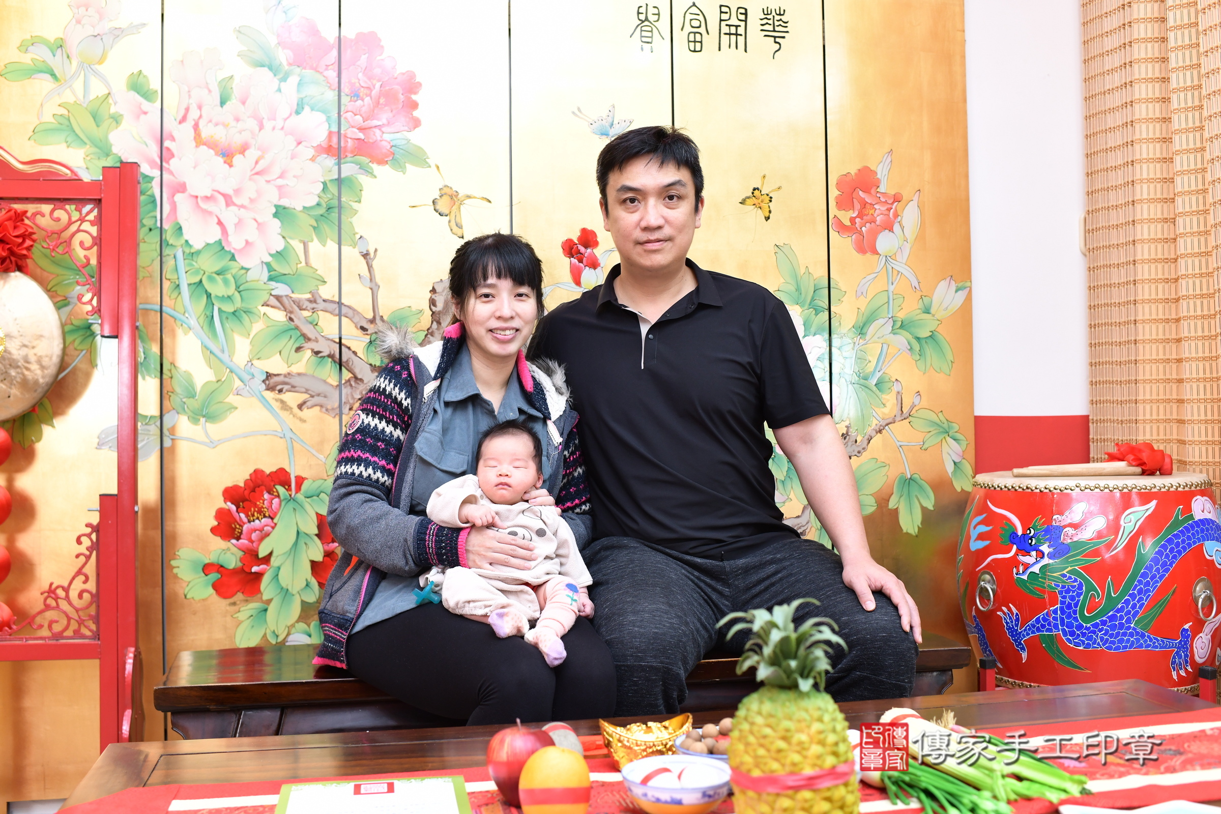 淇淇寶寶(新北市永和區嬰兒寶寶滿月剃頭理髮、嬰兒剃胎毛儀式吉祥話)。中國風會場，爸媽寶貝穿「日中韓」古裝禮服。專業拍照、證書。★購買「臍帶章、肚臍章、胎毛筆刷印章」贈送：剃頭、收涎、抓周，三選一。2025.3.6，照片2