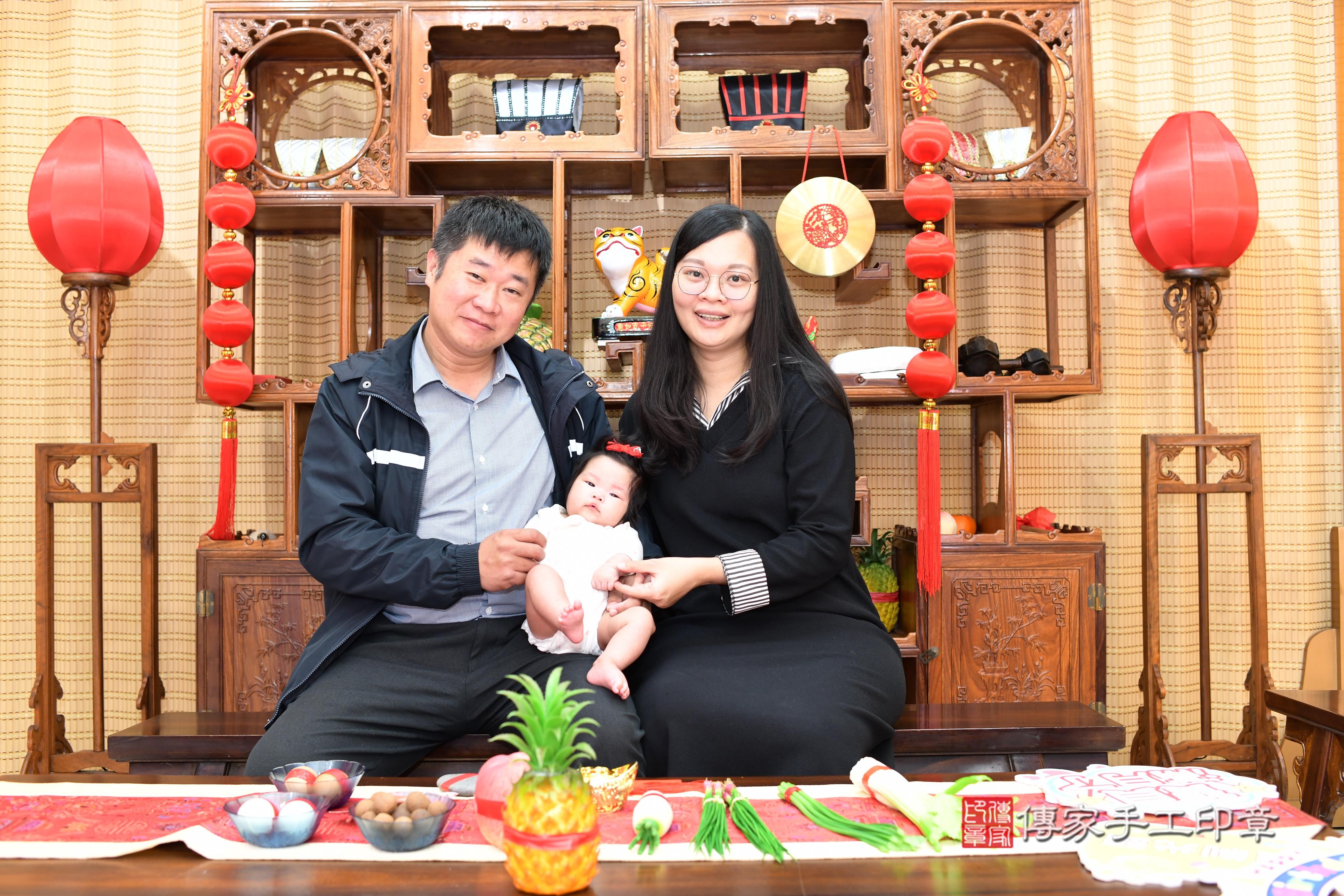 傳家手工印章台南店、抓周、度脺、中國風會場、傳家嬰兒古禮、吉祥話、抓周道具物品24種、拍照。抓周證書。寶寶抓周、滿周歲、生日快樂、祝福