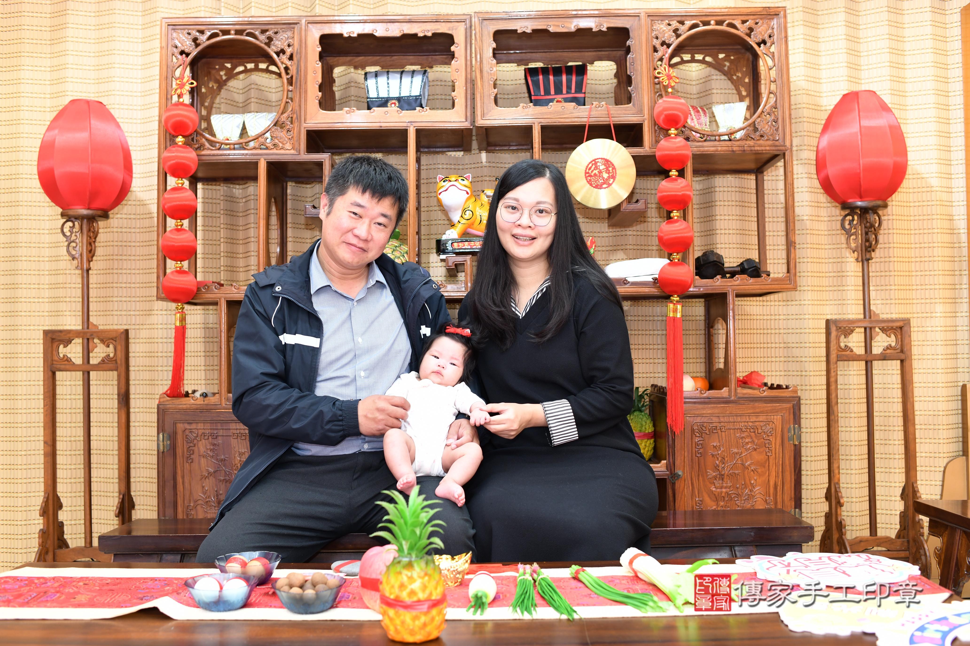 傳家手工印章台南店、抓周、度脺、中國風會場、傳家嬰兒古禮、吉祥話、抓周道具物品24種、拍照。抓周證書。寶寶抓周、滿周歲、生日快樂、祝福