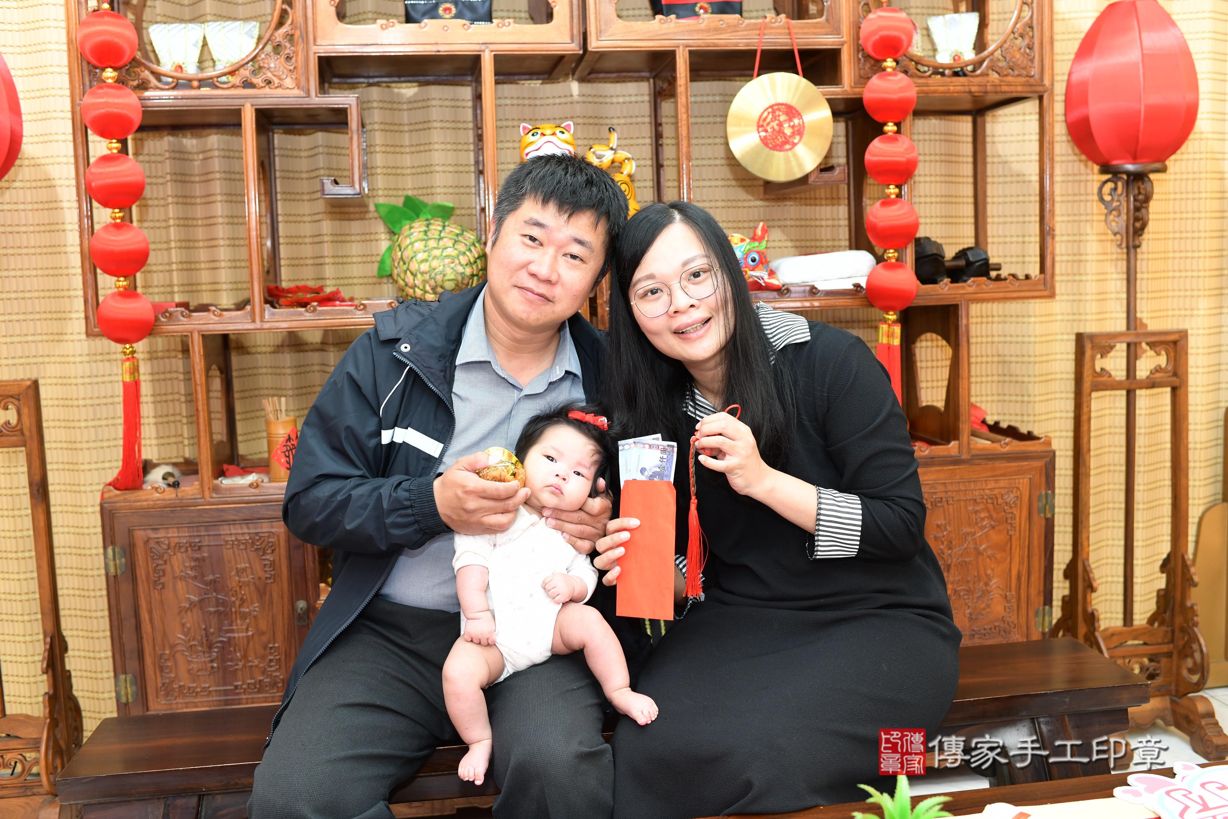傳家手工印章台南店、抓周、度脺、中國風會場、傳家嬰兒古禮、吉祥話、抓周道具物品24種、拍照。抓周證書。寶寶抓周、滿周歲、生日快樂、祝福