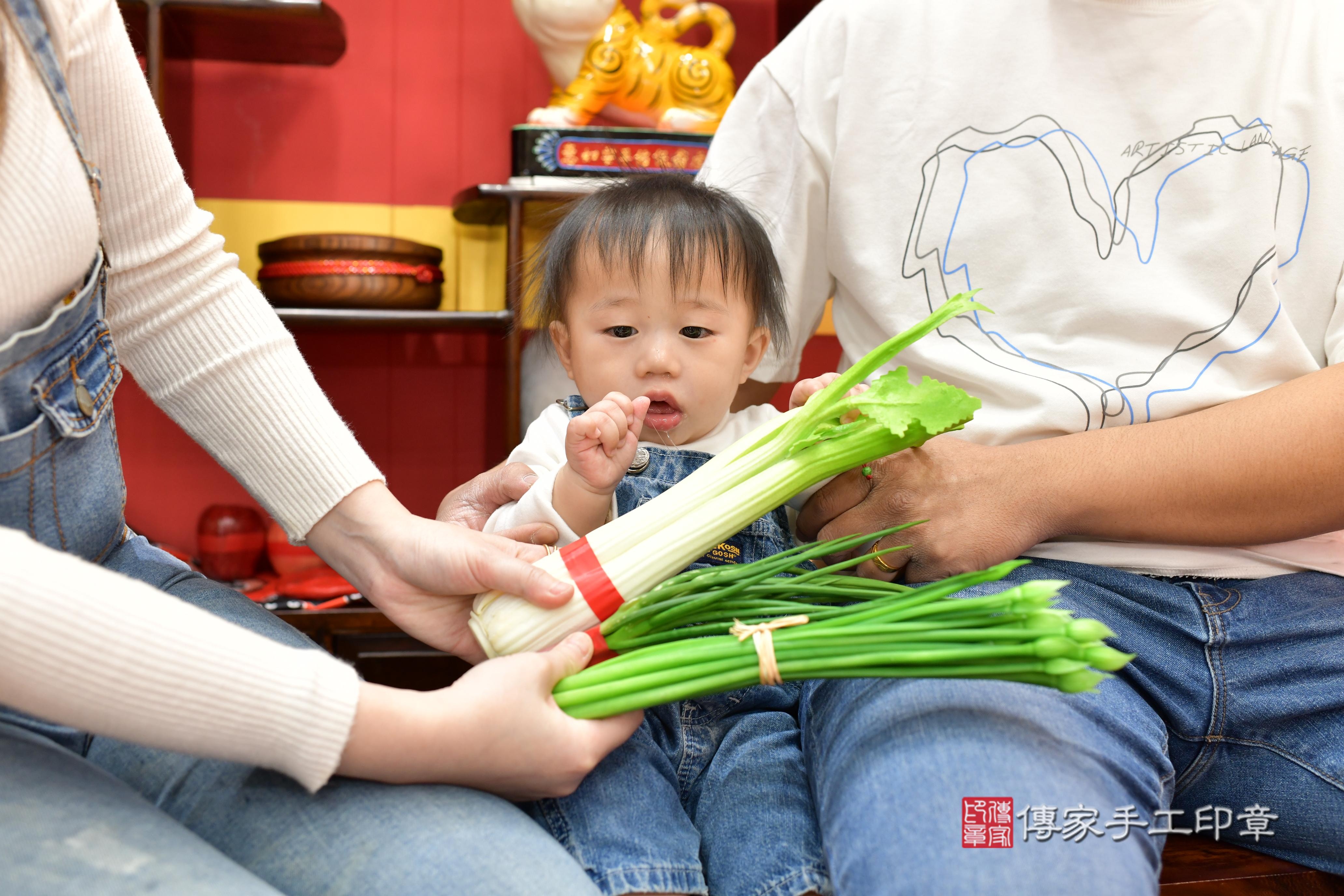 傳家手工印章桃園店、抓周、度脺、中國風會場、傳家嬰兒古禮、吉祥話、抓周道具物品24種、拍照。抓周證書。寶寶抓周、滿周歲、生日快樂、祝福