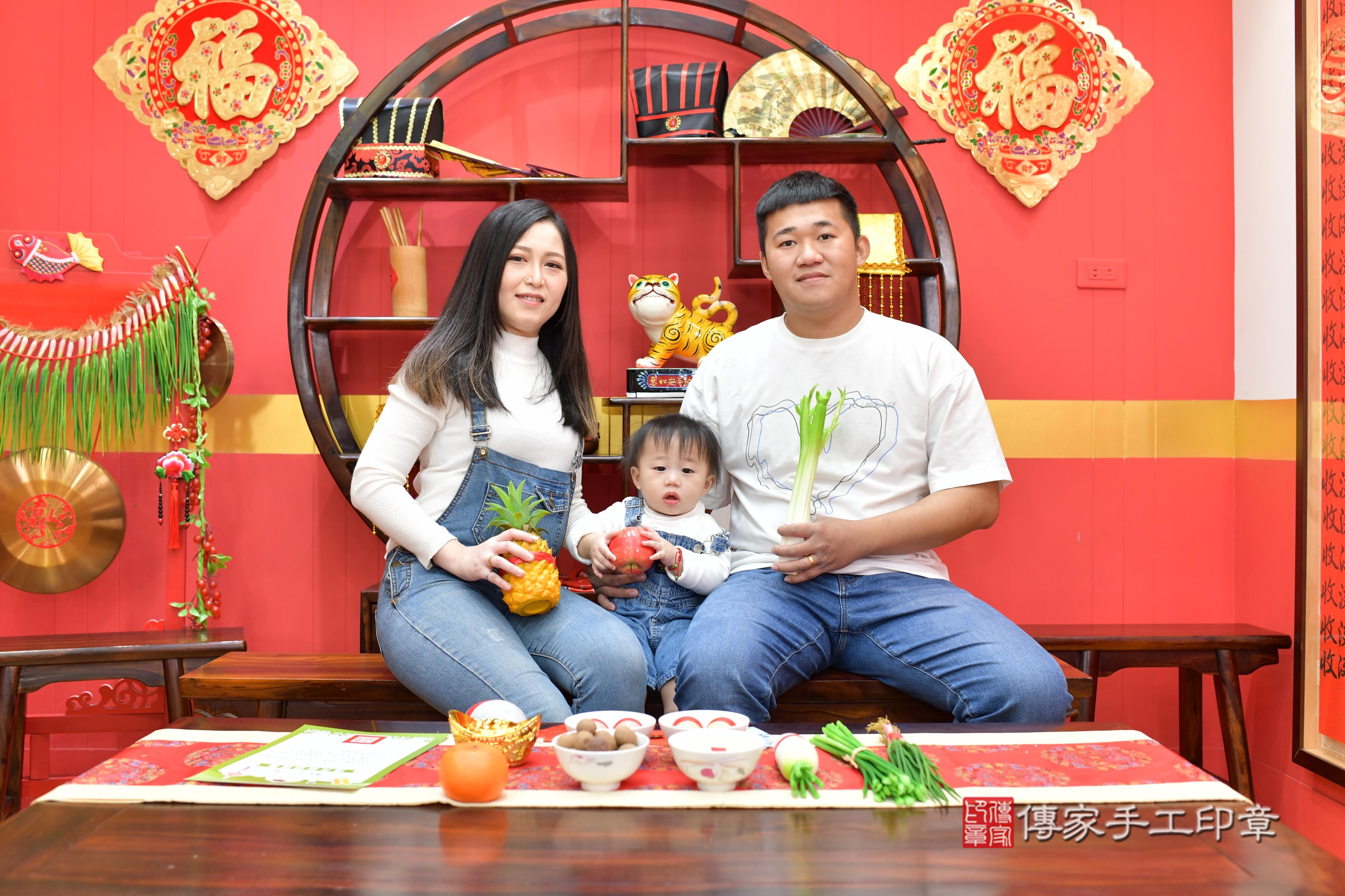 傳家手工印章桃園店、抓周、度脺、中國風會場、傳家嬰兒古禮、吉祥話、抓周道具物品24種、拍照。抓周證書。寶寶抓周、滿周歲、生日快樂、祝福