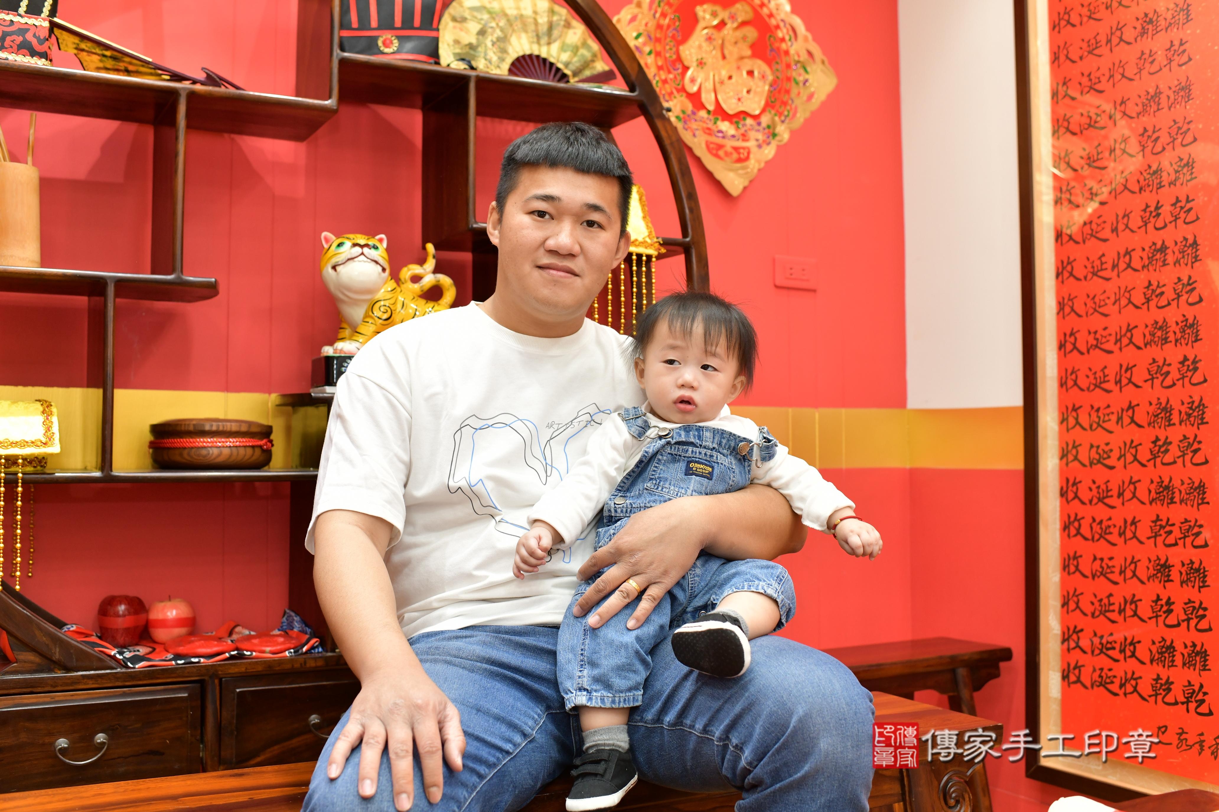 傳家手工印章桃園店、抓周、度脺、中國風會場、傳家嬰兒古禮、吉祥話、抓周道具物品24種、拍照。抓周證書。寶寶抓周、滿周歲、生日快樂、祝福