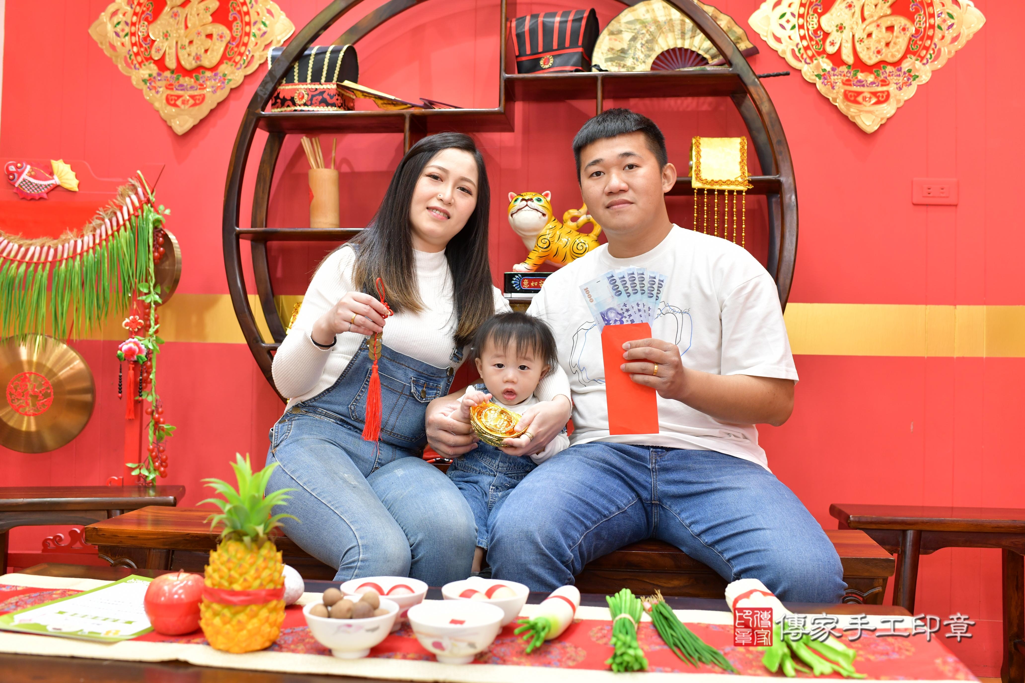 傳家手工印章桃園店、抓周、度脺、中國風會場、傳家嬰兒古禮、吉祥話、抓周道具物品24種、拍照。抓周證書。寶寶抓周、滿周歲、生日快樂、祝福