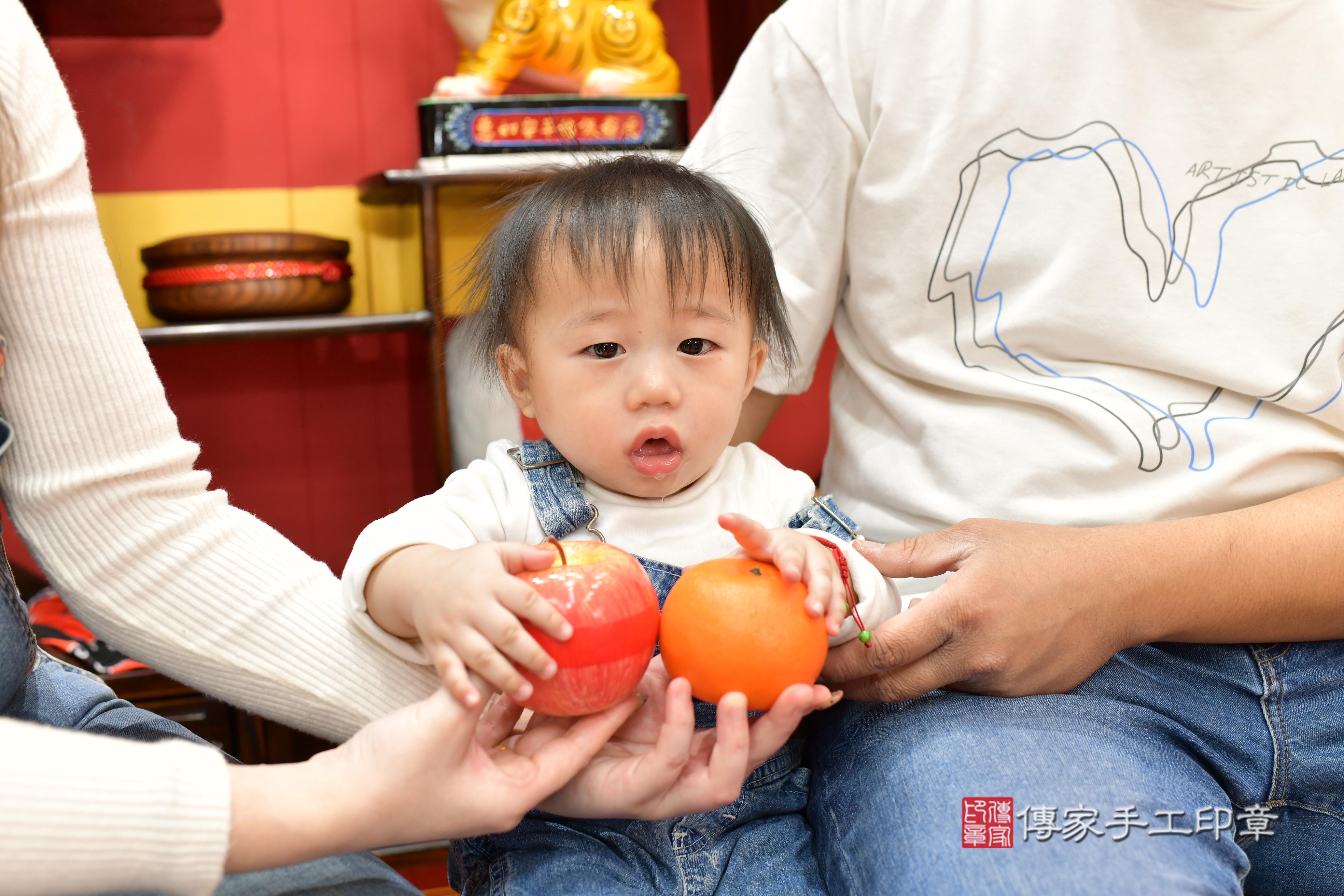 傳家手工印章桃園店、抓周、度脺、中國風會場、傳家嬰兒古禮、吉祥話、抓周道具物品24種、拍照。抓周證書。寶寶抓周、滿周歲、生日快樂、祝福