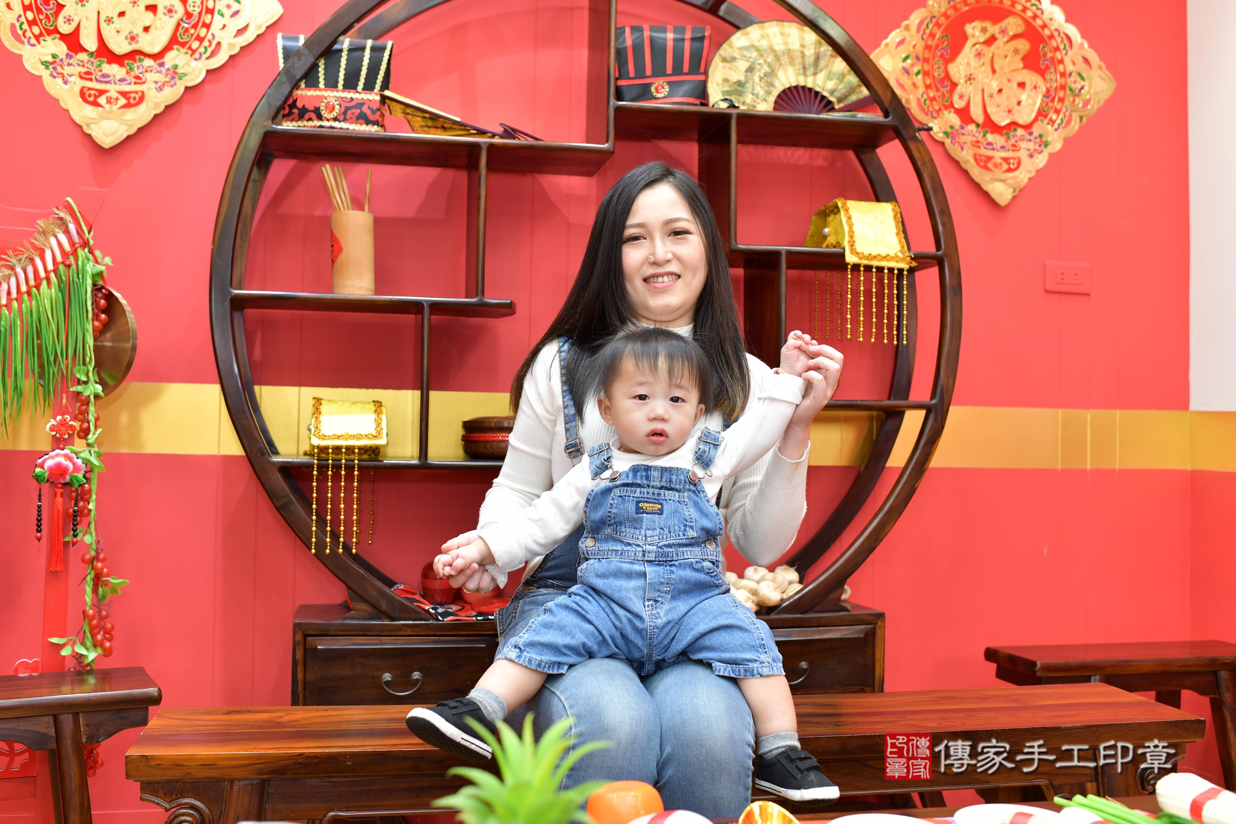傳家手工印章桃園店、抓周、度脺、中國風會場、傳家嬰兒古禮、吉祥話、抓周道具物品24種、拍照。抓周證書。寶寶抓周、滿周歲、生日快樂、祝福