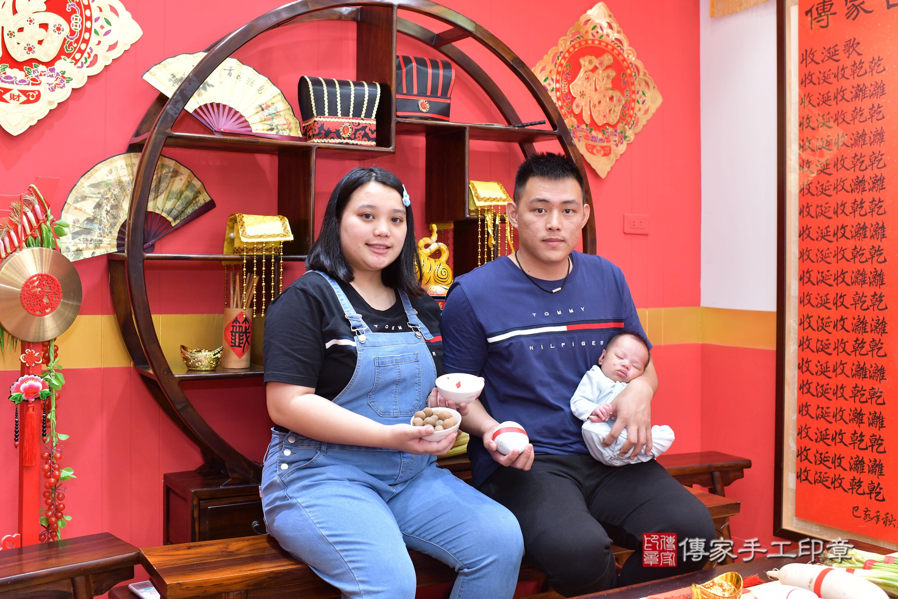 傳家手工印章桃園店、抓周、度脺、中國風會場、傳家嬰兒古禮、吉祥話、抓周道具物品24種、拍照。抓周證書。寶寶抓周、滿周歲、生日快樂、祝福