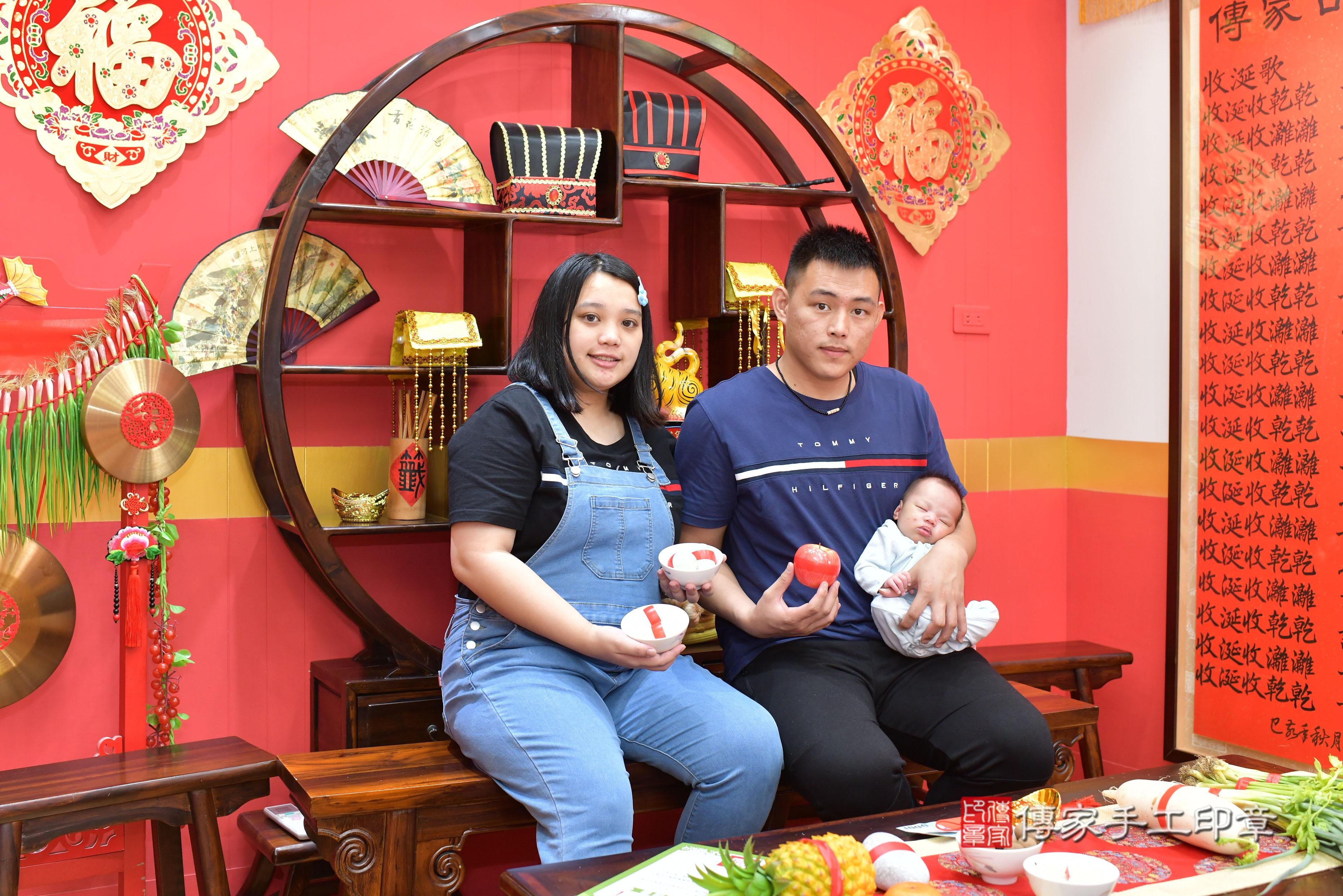 傳家手工印章桃園店、抓周、度脺、中國風會場、傳家嬰兒古禮、吉祥話、抓周道具物品24種、拍照。抓周證書。寶寶抓周、滿周歲、生日快樂、祝福
