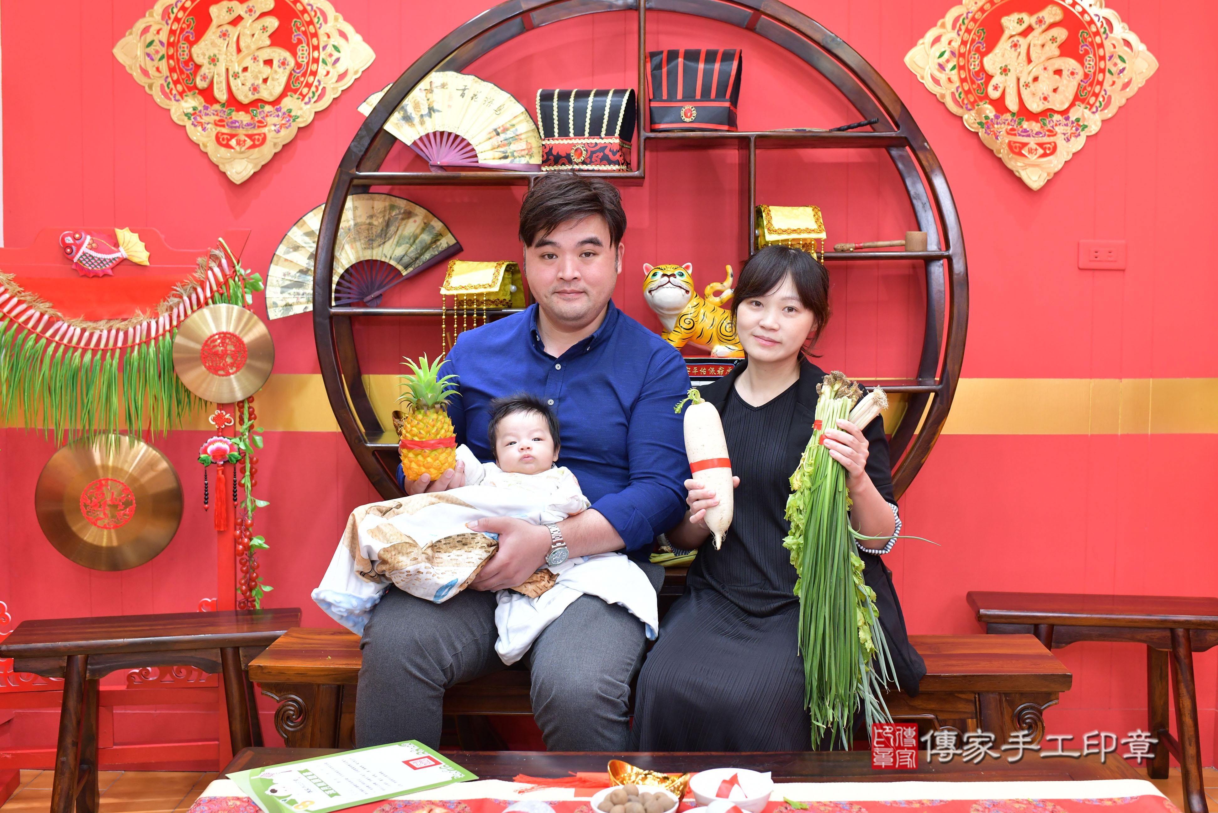 傳家手工印章桃園店、抓周、度脺、中國風會場、傳家嬰兒古禮、吉祥話、抓周道具物品24種、拍照。抓周證書。寶寶抓周、滿周歲、生日快樂、祝福