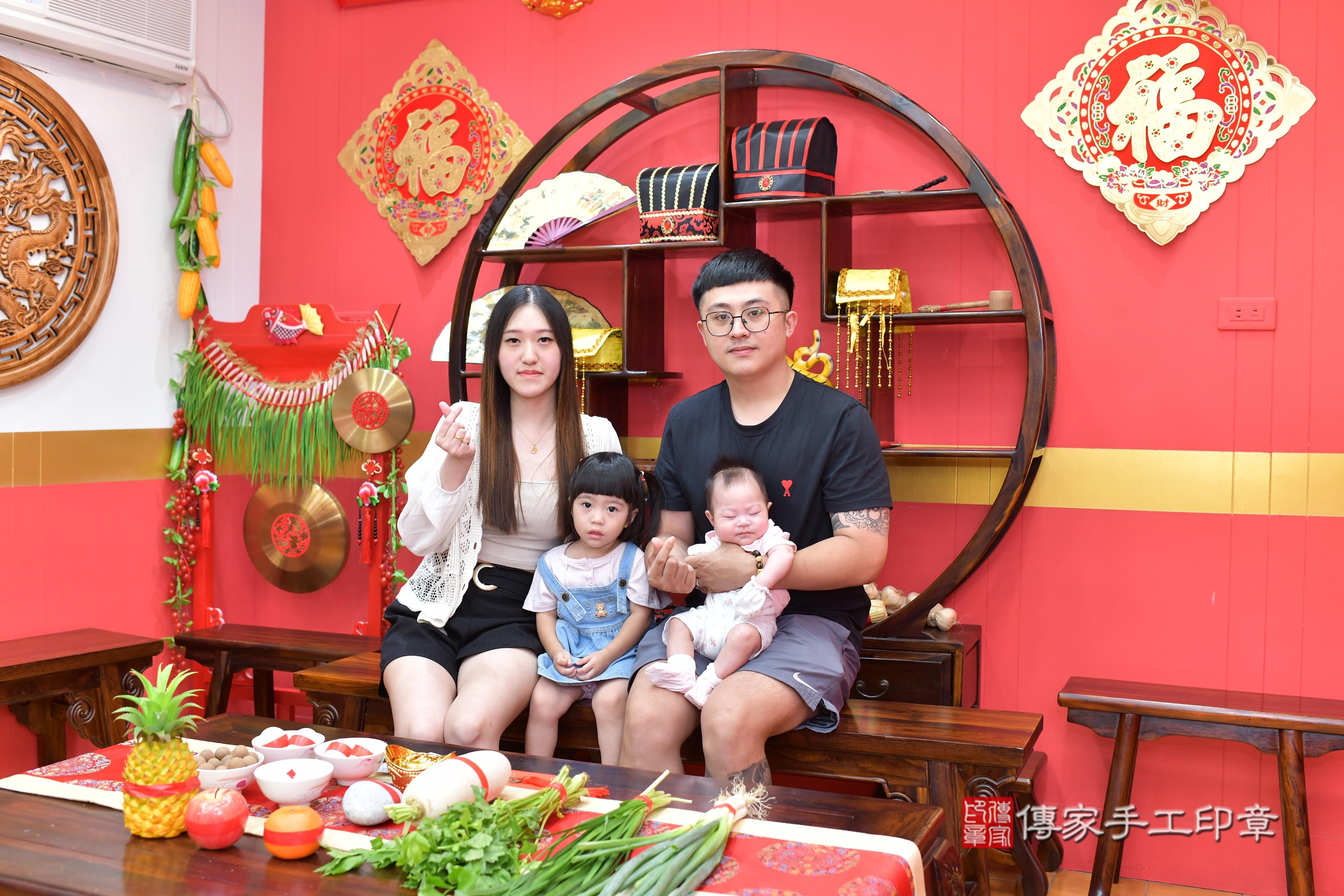 1742227436880340.jpg傳家手工印章桃園店、抓周、度脺、中國風會場、傳家嬰兒古禮、吉祥話、抓周道具物品24種、拍照。抓周證書。寶寶抓周、滿周歲、生日快樂、祝福