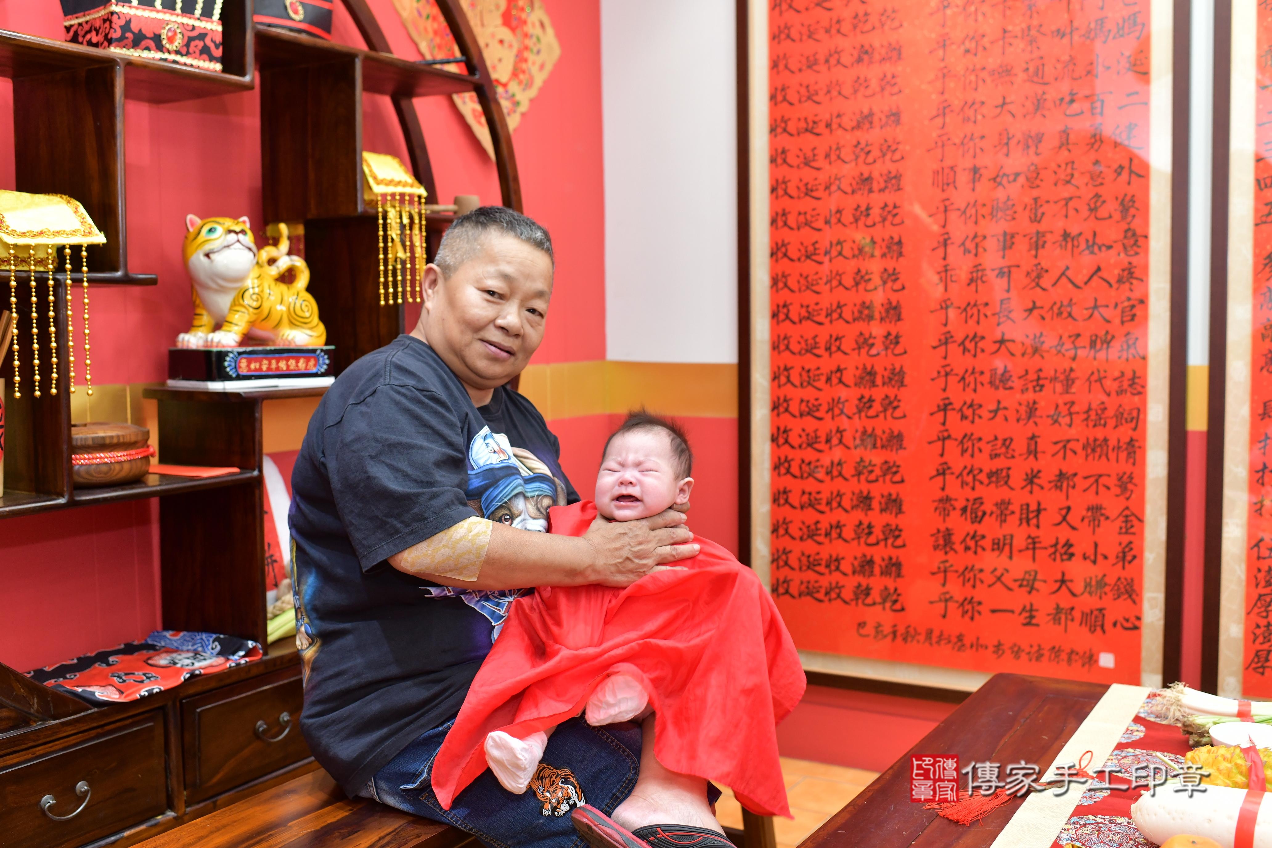 傳家手工印章桃園店、抓周、度脺、中國風會場、傳家嬰兒古禮、吉祥話、抓周道具物品24種、拍照。抓周證書。寶寶抓周、滿周歲、生日快樂、祝福