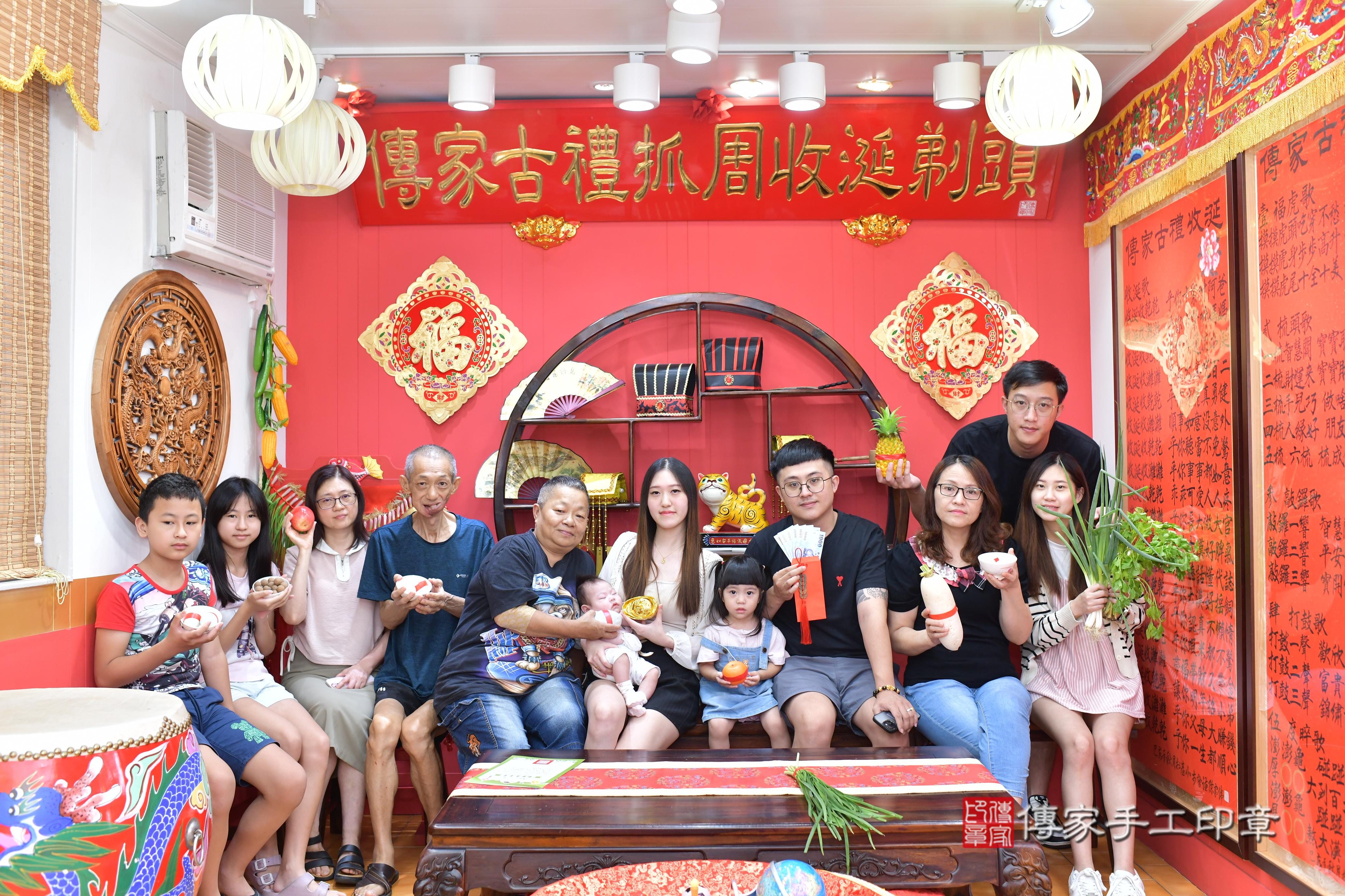 傳家手工印章桃園店、抓周、度脺、中國風會場、傳家嬰兒古禮、吉祥話、抓周道具物品24種、拍照。抓周證書。寶寶抓周、滿周歲、生日快樂、祝福