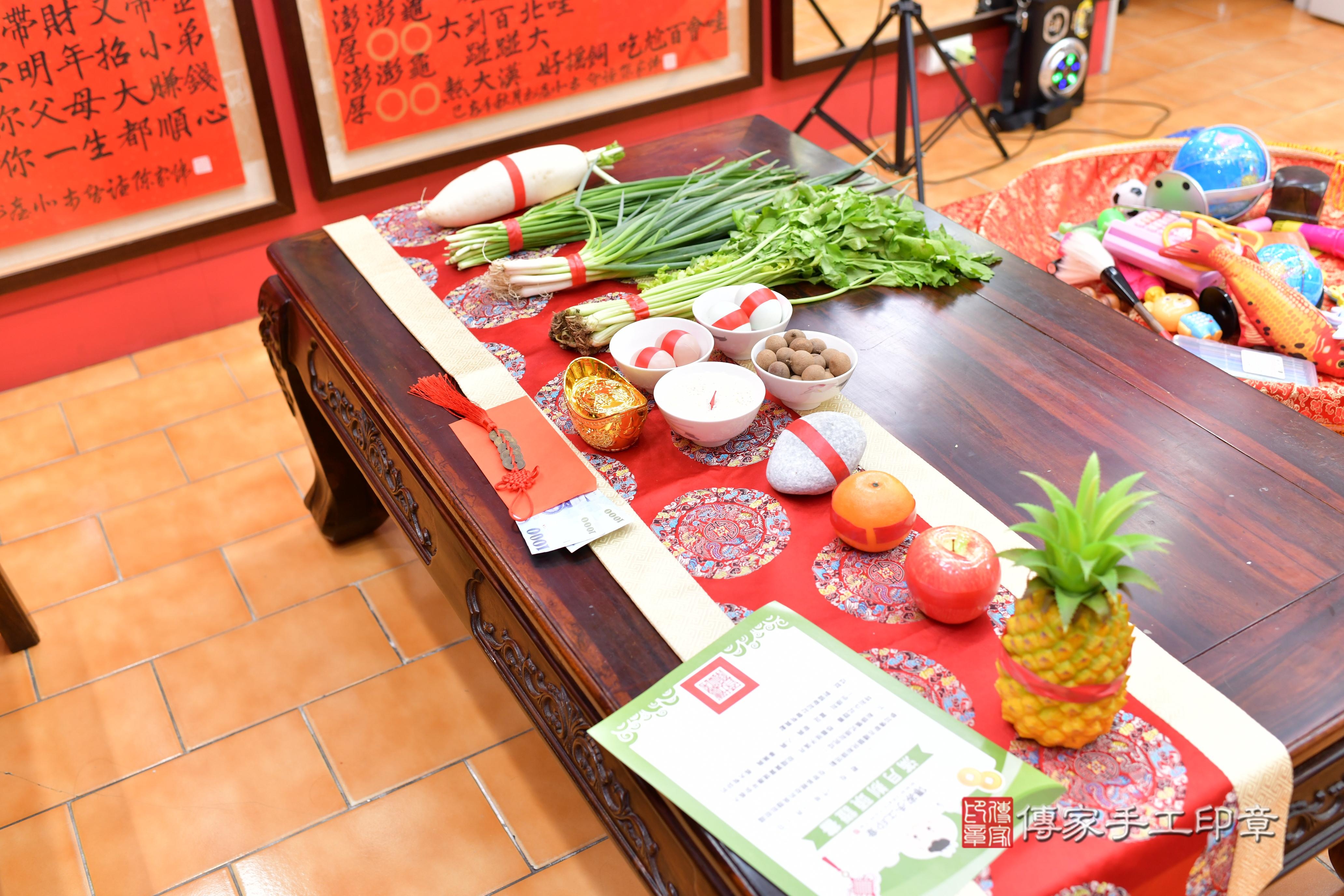 傳家手工印章桃園店、抓周、度脺、中國風會場、傳家嬰兒古禮、吉祥話、抓周道具物品24種、拍照。抓周證書。寶寶抓周、滿周歲、生日快樂、祝福