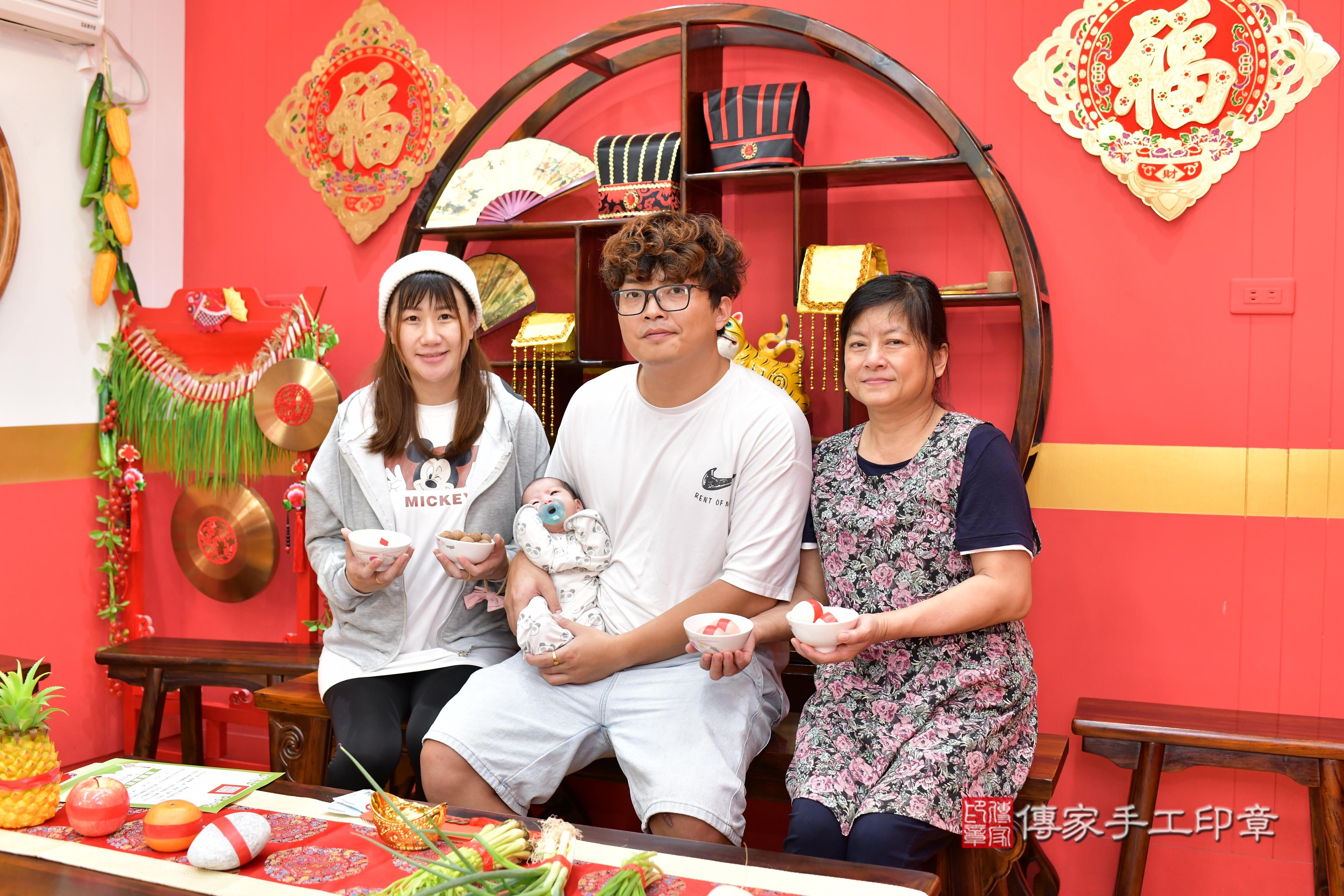 傳家手工印章桃園店、抓周、度脺、中國風會場、傳家嬰兒古禮、吉祥話、抓周道具物品24種、拍照。抓周證書。寶寶抓周、滿周歲、生日快樂、祝福