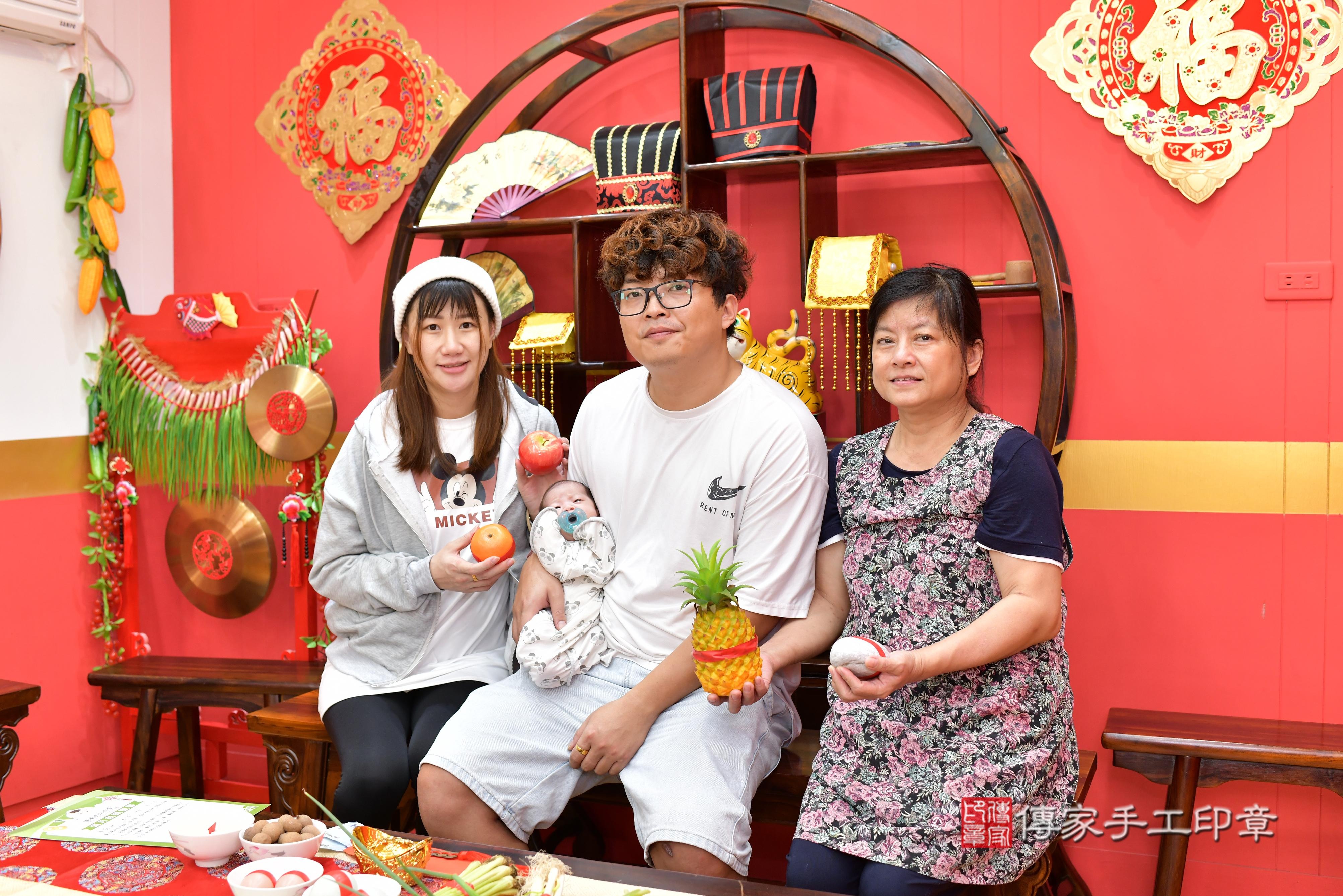 傳家手工印章桃園店、抓周、度脺、中國風會場、傳家嬰兒古禮、吉祥話、抓周道具物品24種、拍照。抓周證書。寶寶抓周、滿周歲、生日快樂、祝福