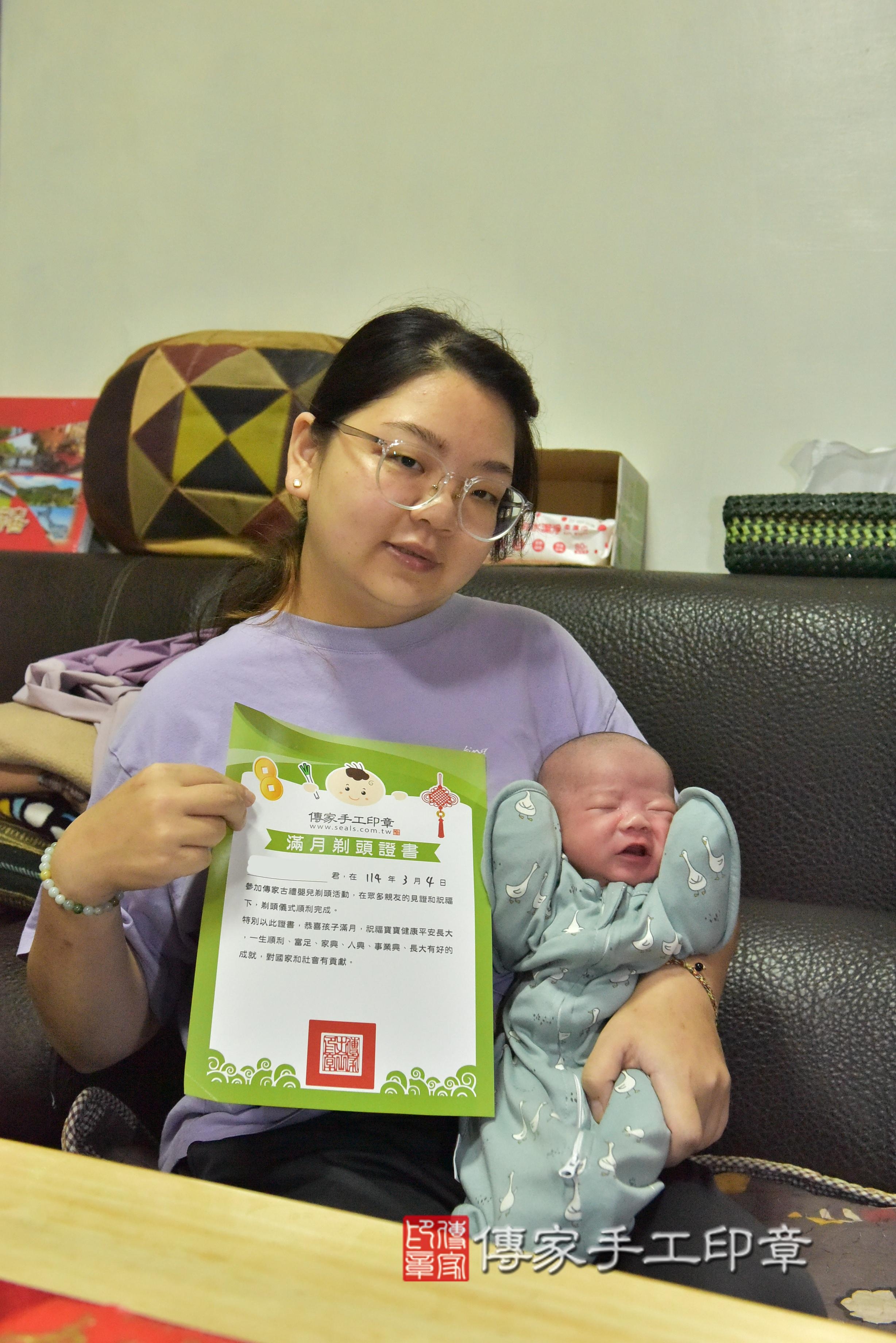 傳家手工印章高雄店、抓周、度脺、中國風會場、傳家嬰兒古禮、吉祥話、抓周道具物品24種、拍照。抓周證書。寶寶抓周、滿周歲、生日快樂、祝福