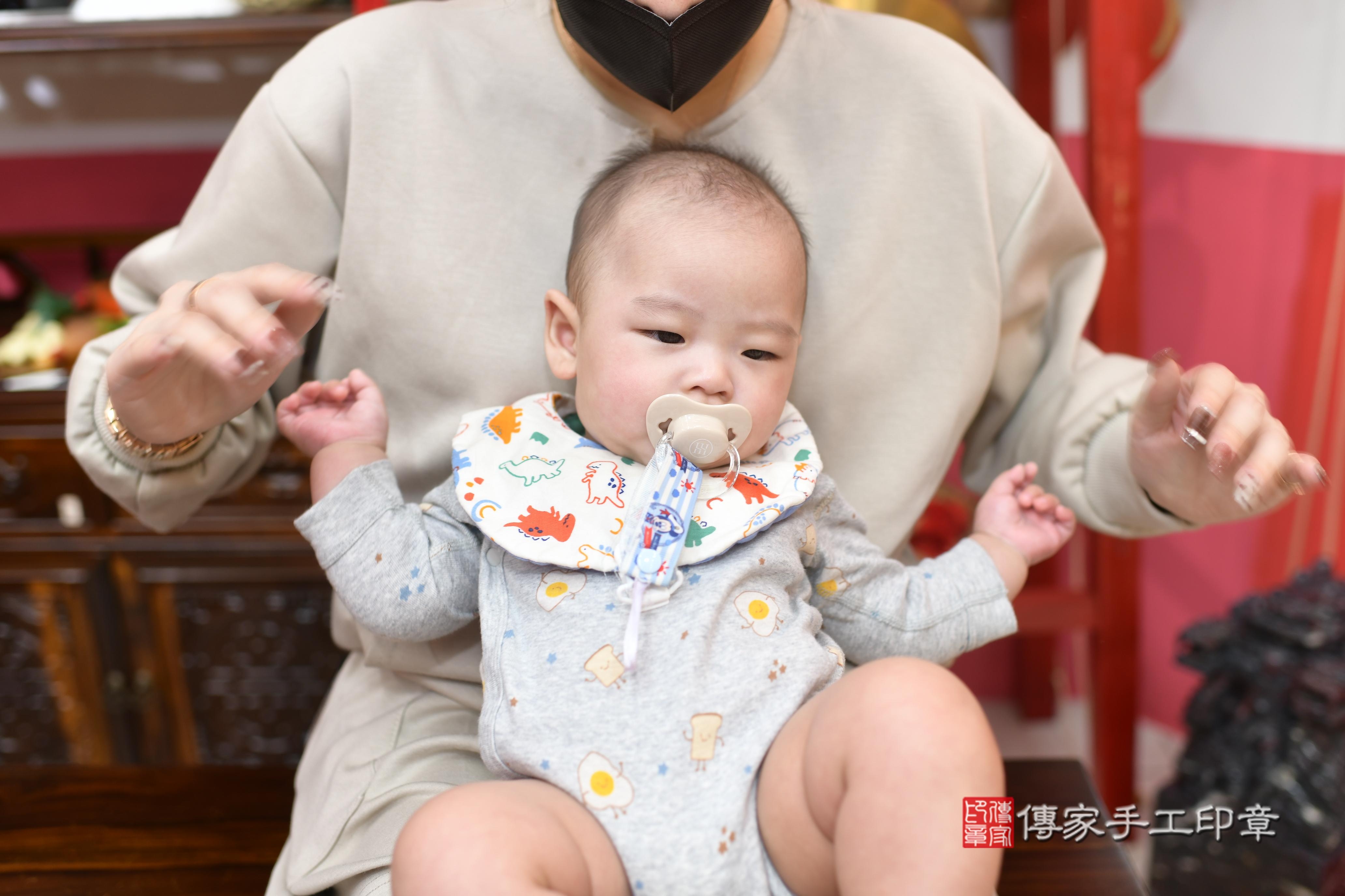 傳家手工印章高雄店、抓周、度脺、中國風會場、傳家嬰兒古禮、吉祥話、抓周道具物品24種、拍照。抓周證書。寶寶抓周、滿周歲、生日快樂、祝福