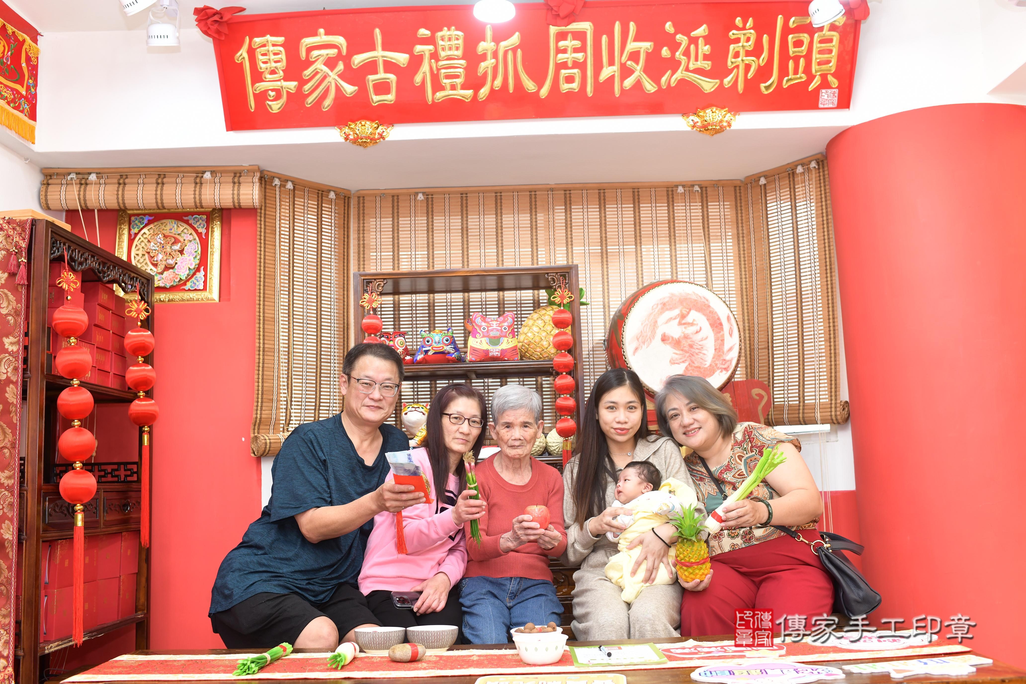 傳家手工印章高雄店、抓周、度脺、中國風會場、傳家嬰兒古禮、吉祥話、抓周道具物品24種、拍照。抓周證書。寶寶抓周、滿周歲、生日快樂、祝福