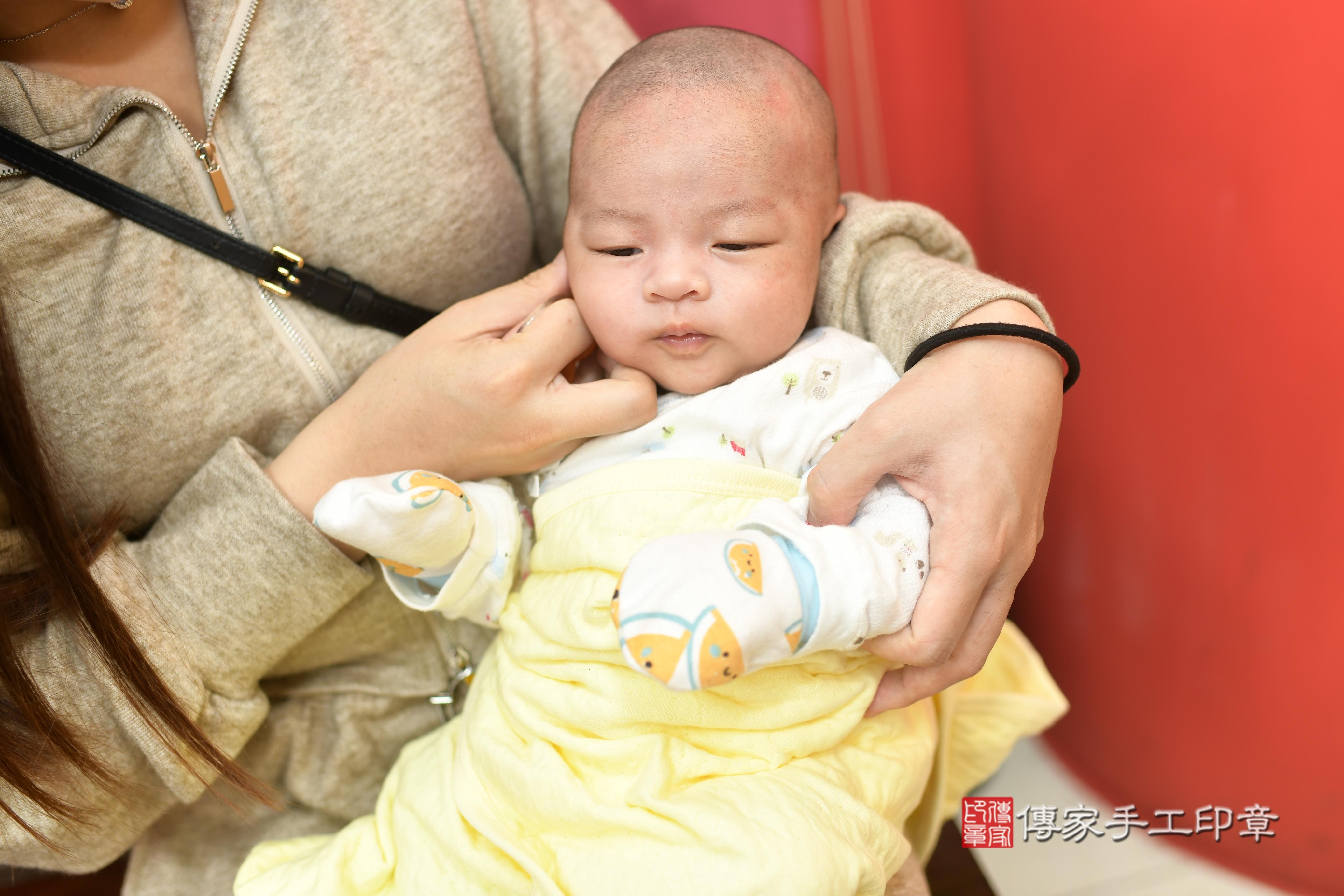 傳家手工印章高雄店、抓周、度脺、中國風會場、傳家嬰兒古禮、吉祥話、抓周道具物品24種、拍照。抓周證書。寶寶抓周、滿周歲、生日快樂、祝福