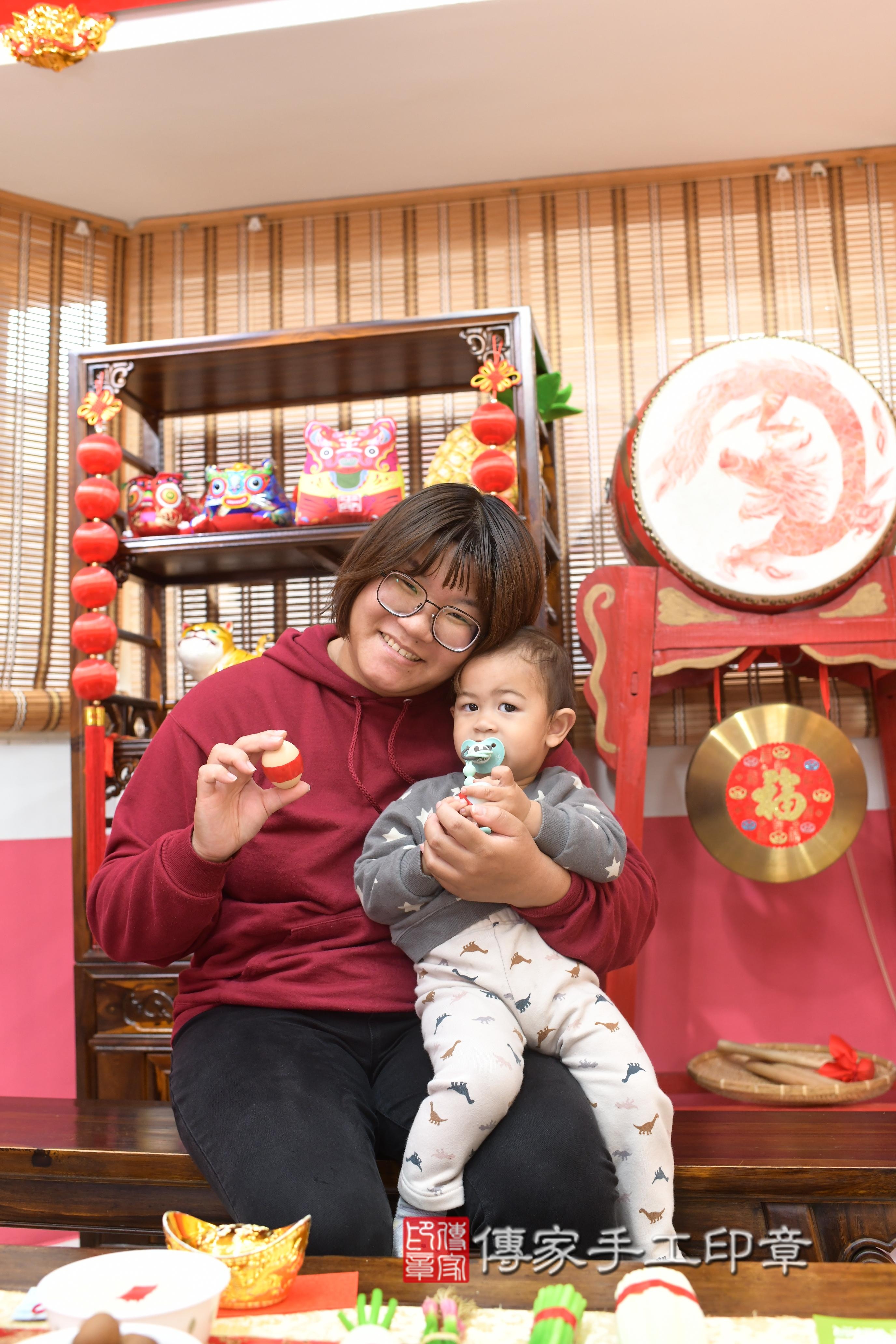 傳家手工印章高雄店、抓周、度脺、中國風會場、傳家嬰兒古禮、吉祥話、抓周道具物品24種、拍照。抓周證書。寶寶抓周、滿周歲、生日快樂、祝福