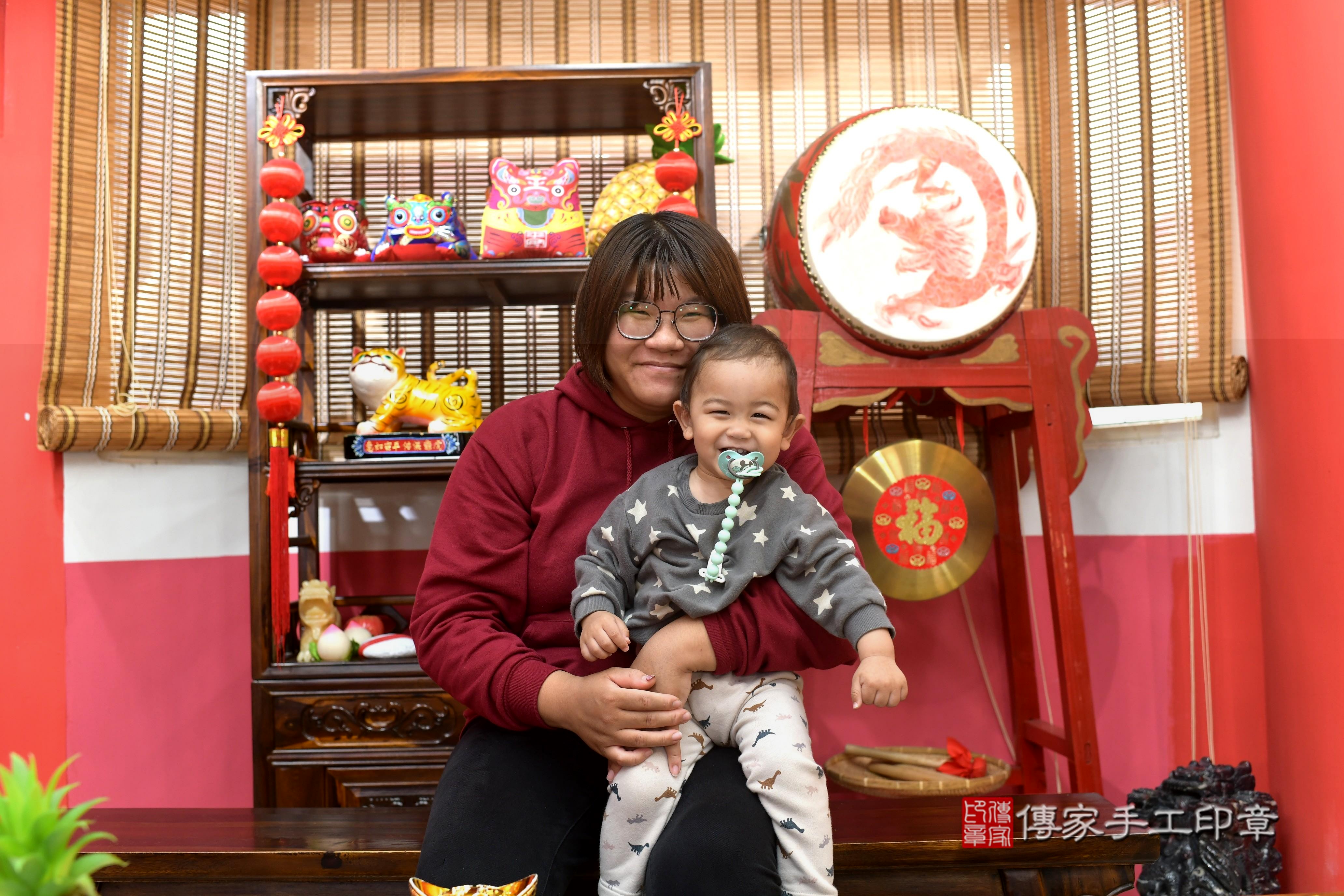 傳家手工印章高雄店、抓周、度脺、中國風會場、傳家嬰兒古禮、吉祥話、抓周道具物品24種、拍照。抓周證書。寶寶抓周、滿周歲、生日快樂、祝福