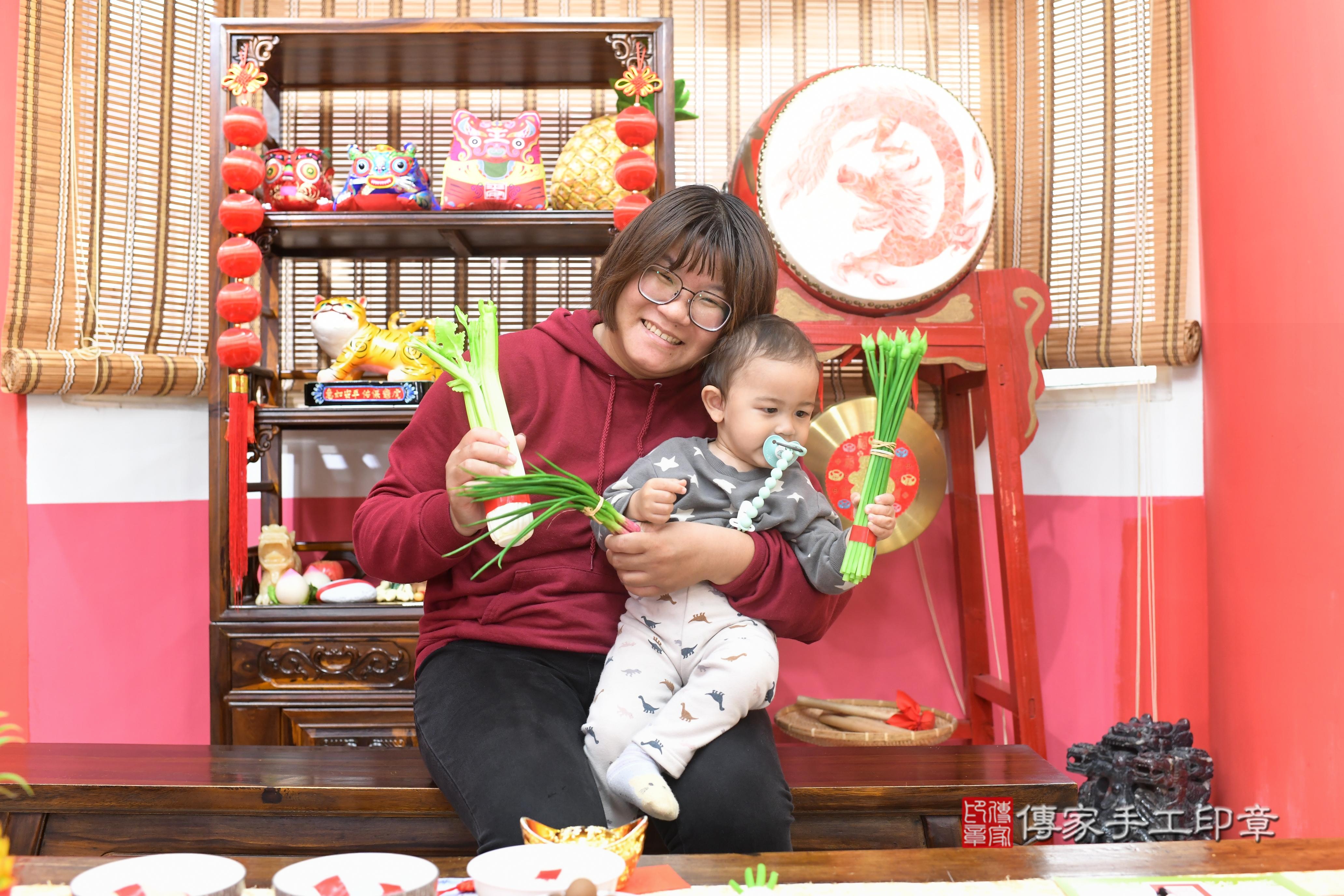 傳家手工印章高雄店、抓周、度脺、中國風會場、傳家嬰兒古禮、吉祥話、抓周道具物品24種、拍照。抓周證書。寶寶抓周、滿周歲、生日快樂、祝福