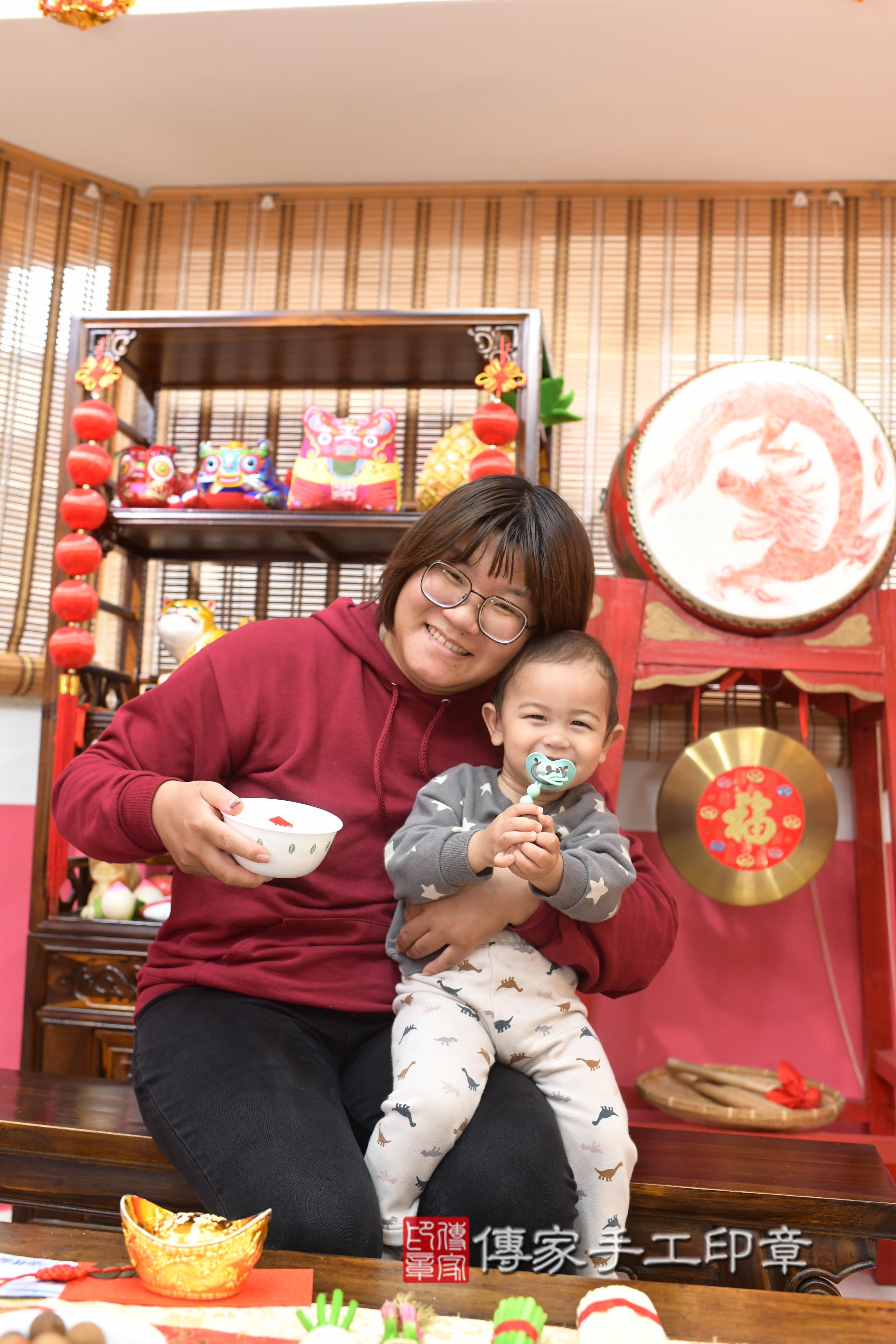 傳家手工印章高雄店、抓周、度脺、中國風會場、傳家嬰兒古禮、吉祥話、抓周道具物品24種、拍照。抓周證書。寶寶抓周、滿周歲、生日快樂、祝福