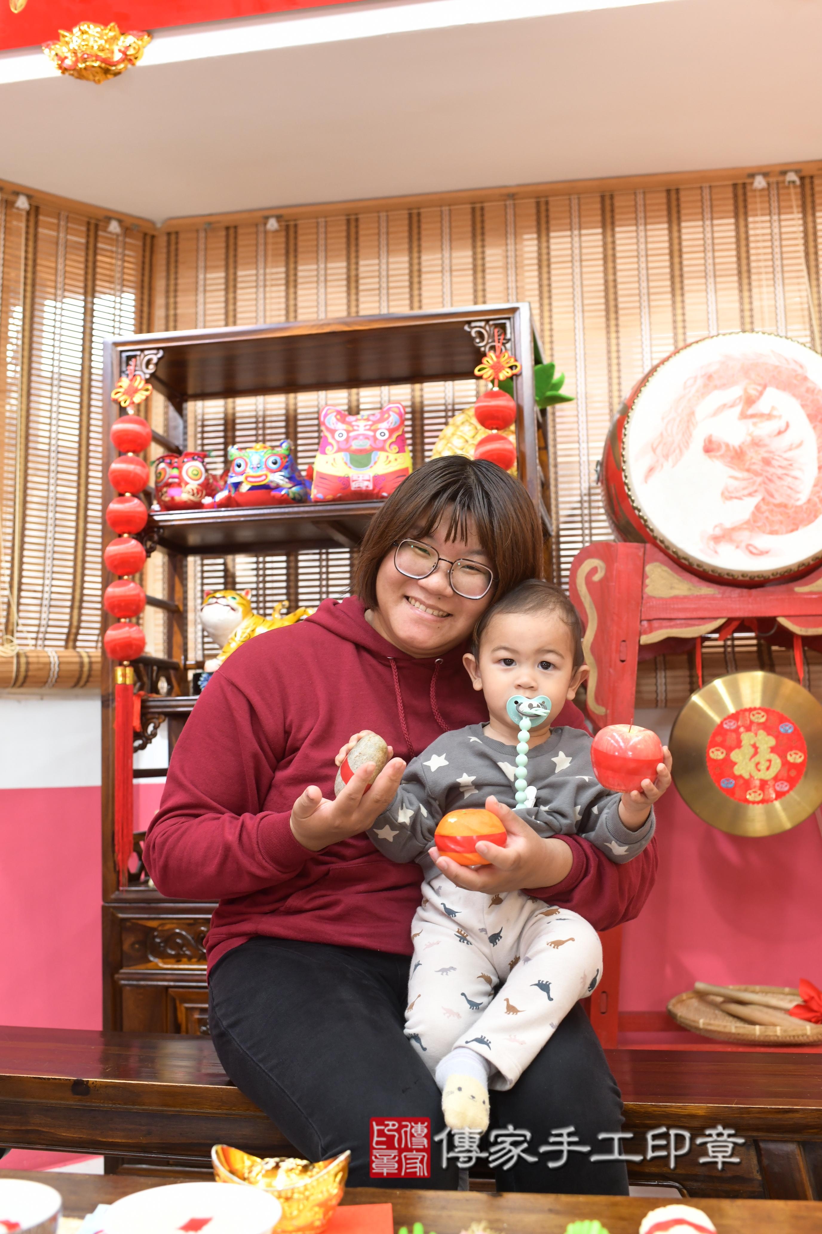 傳家手工印章高雄店、抓周、度脺、中國風會場、傳家嬰兒古禮、吉祥話、抓周道具物品24種、拍照。抓周證書。寶寶抓周、滿周歲、生日快樂、祝福