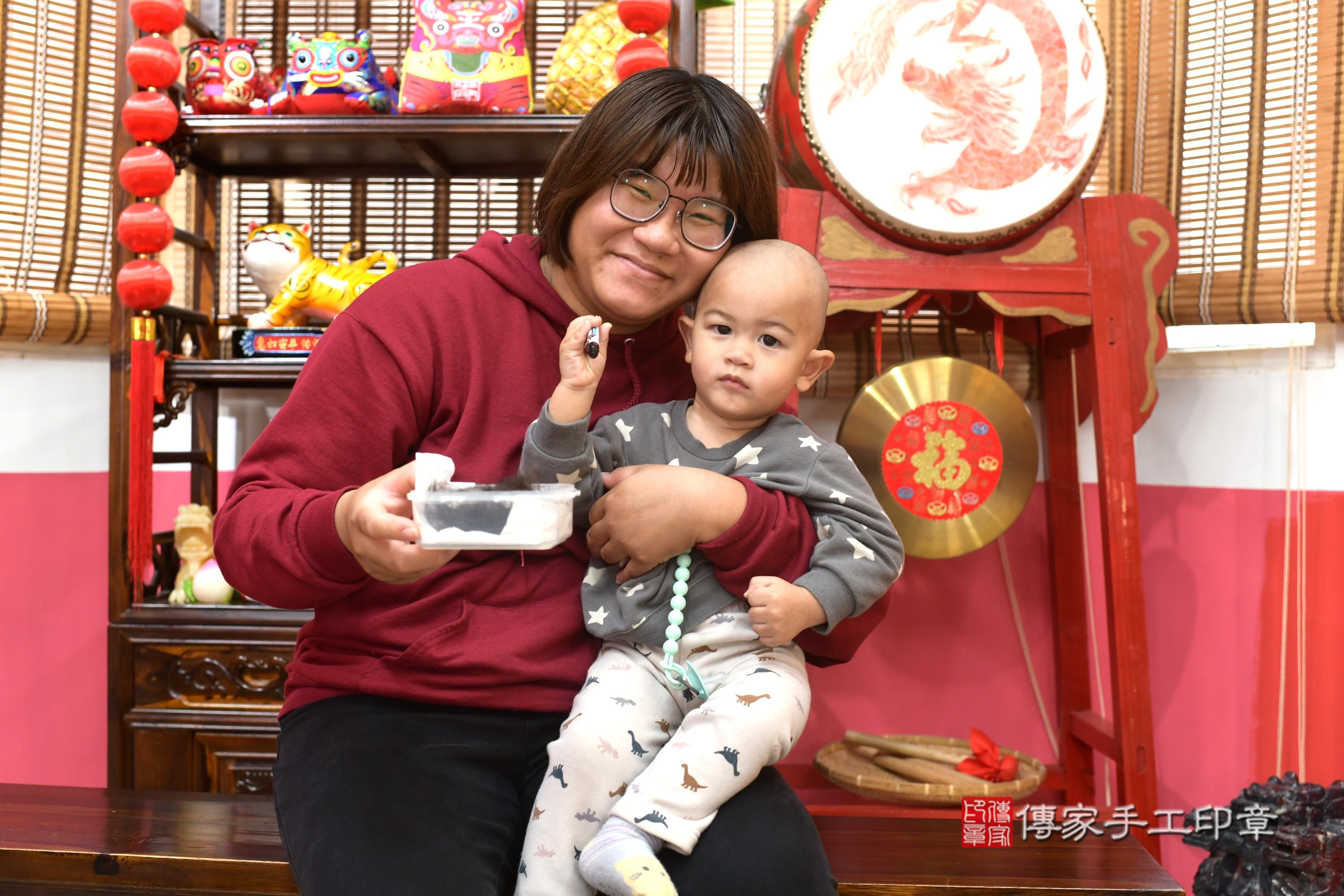 傳家手工印章高雄店、抓周、度脺、中國風會場、傳家嬰兒古禮、吉祥話、抓周道具物品24種、拍照。抓周證書。寶寶抓周、滿周歲、生日快樂、祝福
