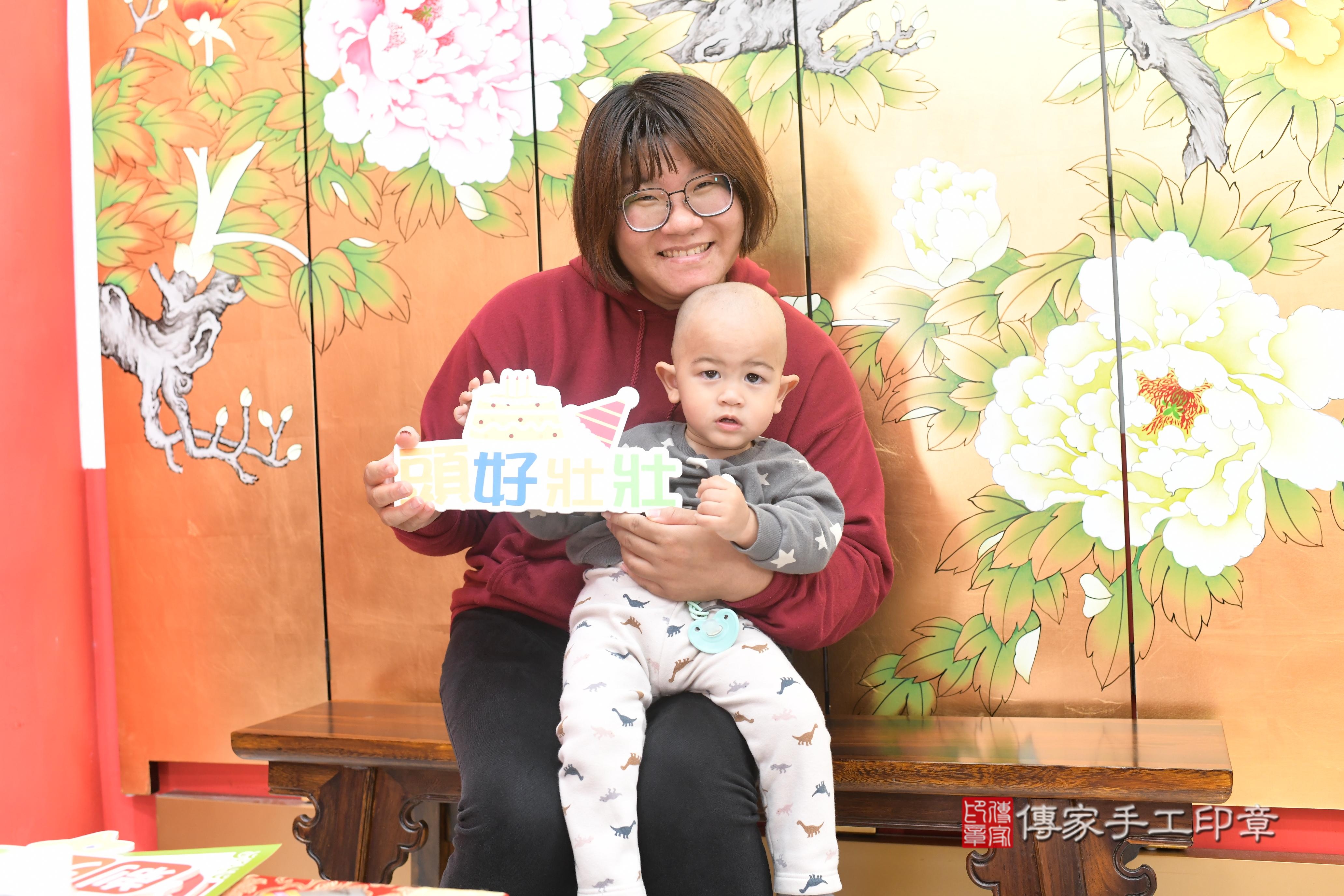 傳家手工印章高雄店、抓周、度脺、中國風會場、傳家嬰兒古禮、吉祥話、抓周道具物品24種、拍照。抓周證書。寶寶抓周、滿周歲、生日快樂、祝福