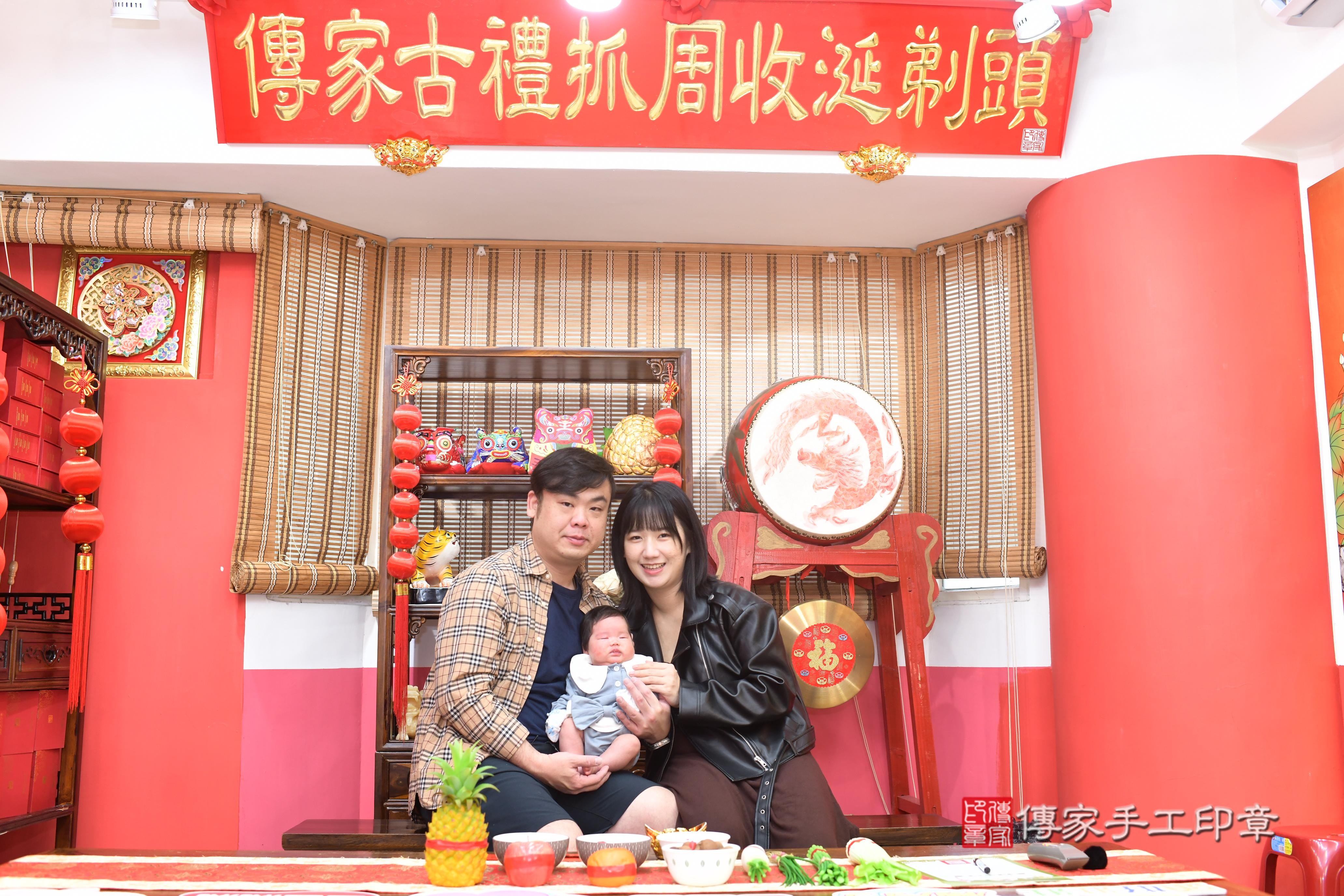 傳家手工印章高雄店、抓周、度脺、中國風會場、傳家嬰兒古禮、吉祥話、抓周道具物品24種、拍照。抓周證書。寶寶抓周、滿周歲、生日快樂、祝福