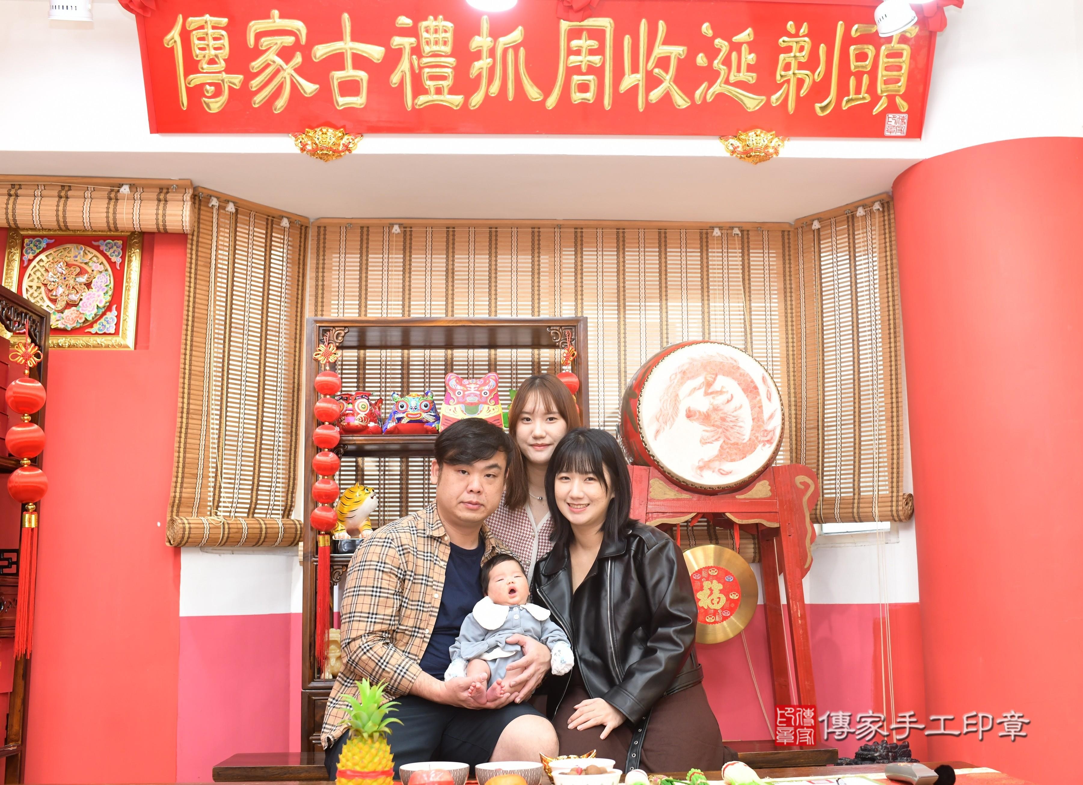 傳家手工印章高雄店、抓周、度脺、中國風會場、傳家嬰兒古禮、吉祥話、抓周道具物品24種、拍照。抓周證書。寶寶抓周、滿周歲、生日快樂、祝福