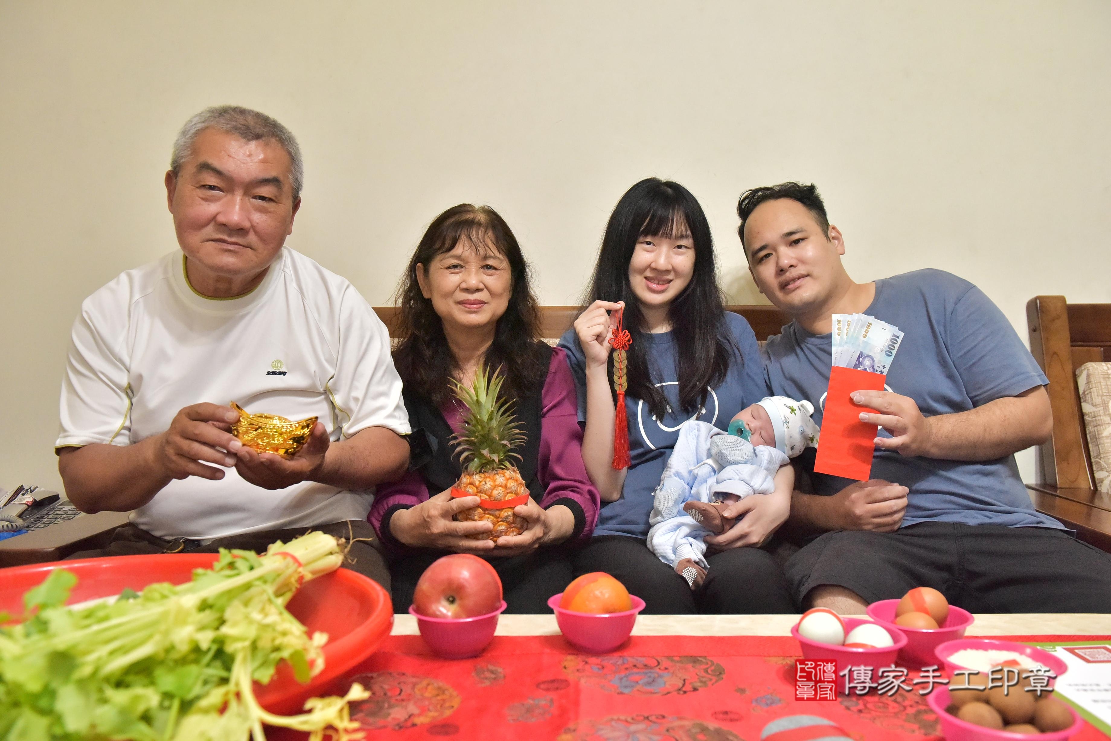 傳家手工印章高雄店、抓周、度脺、中國風會場、傳家嬰兒古禮、吉祥話、抓周道具物品24種、拍照。抓周證書。寶寶抓周、滿周歲、生日快樂、祝福