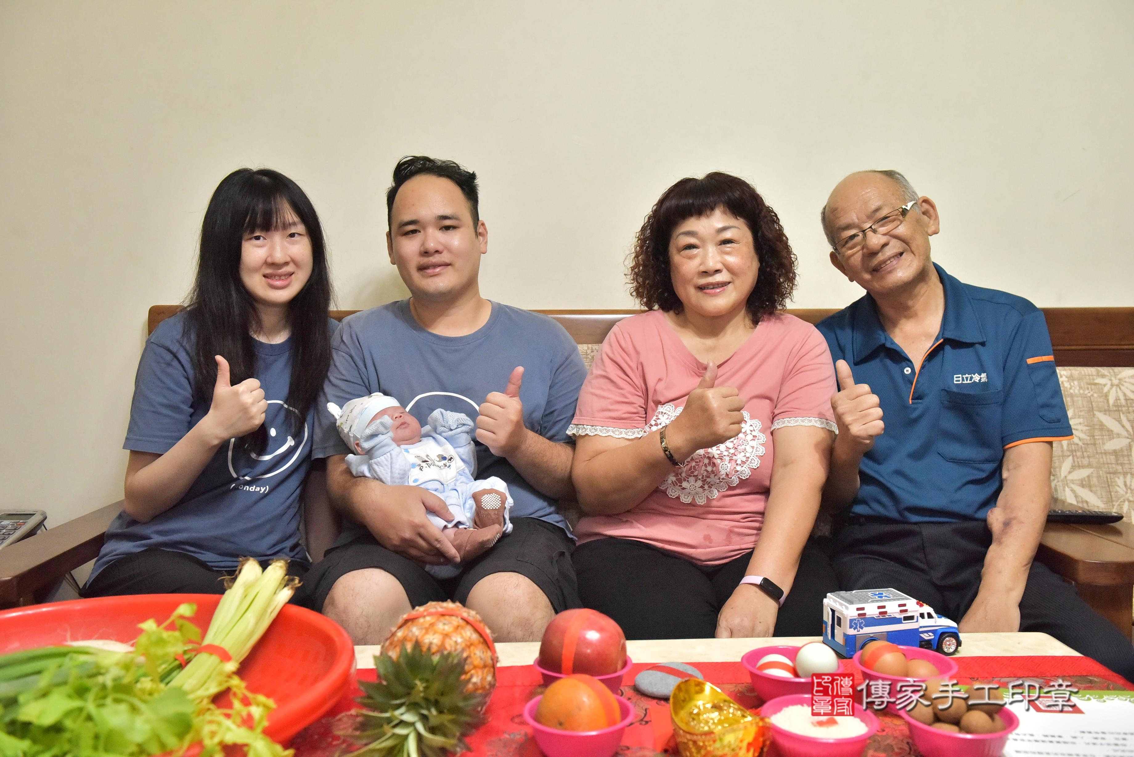 傳家手工印章高雄店、抓周、度脺、中國風會場、傳家嬰兒古禮、吉祥話、抓周道具物品24種、拍照。抓周證書。寶寶抓周、滿周歲、生日快樂、祝福