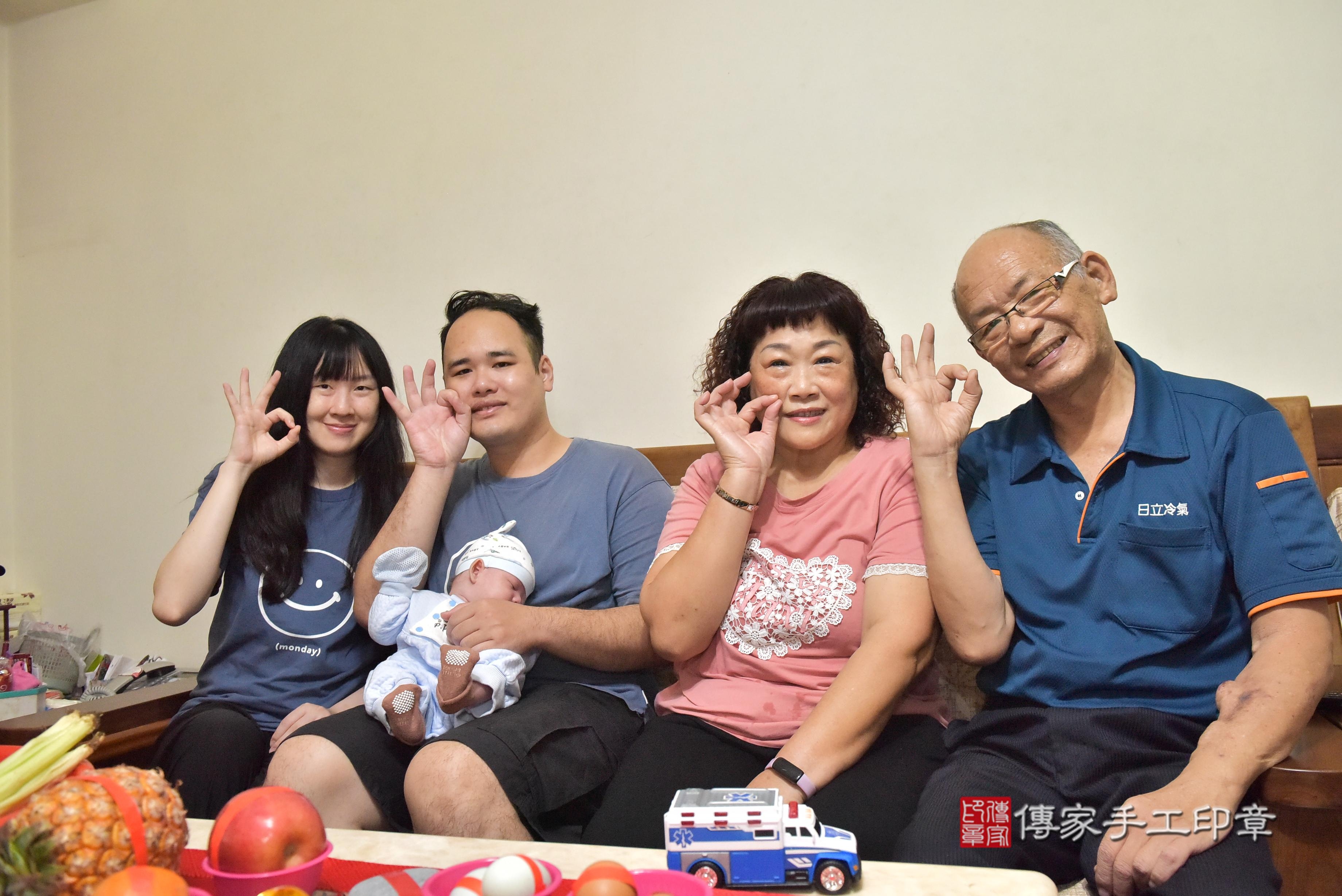 傳家手工印章高雄店、抓周、度脺、中國風會場、傳家嬰兒古禮、吉祥話、抓周道具物品24種、拍照。抓周證書。寶寶抓周、滿周歲、生日快樂、祝福