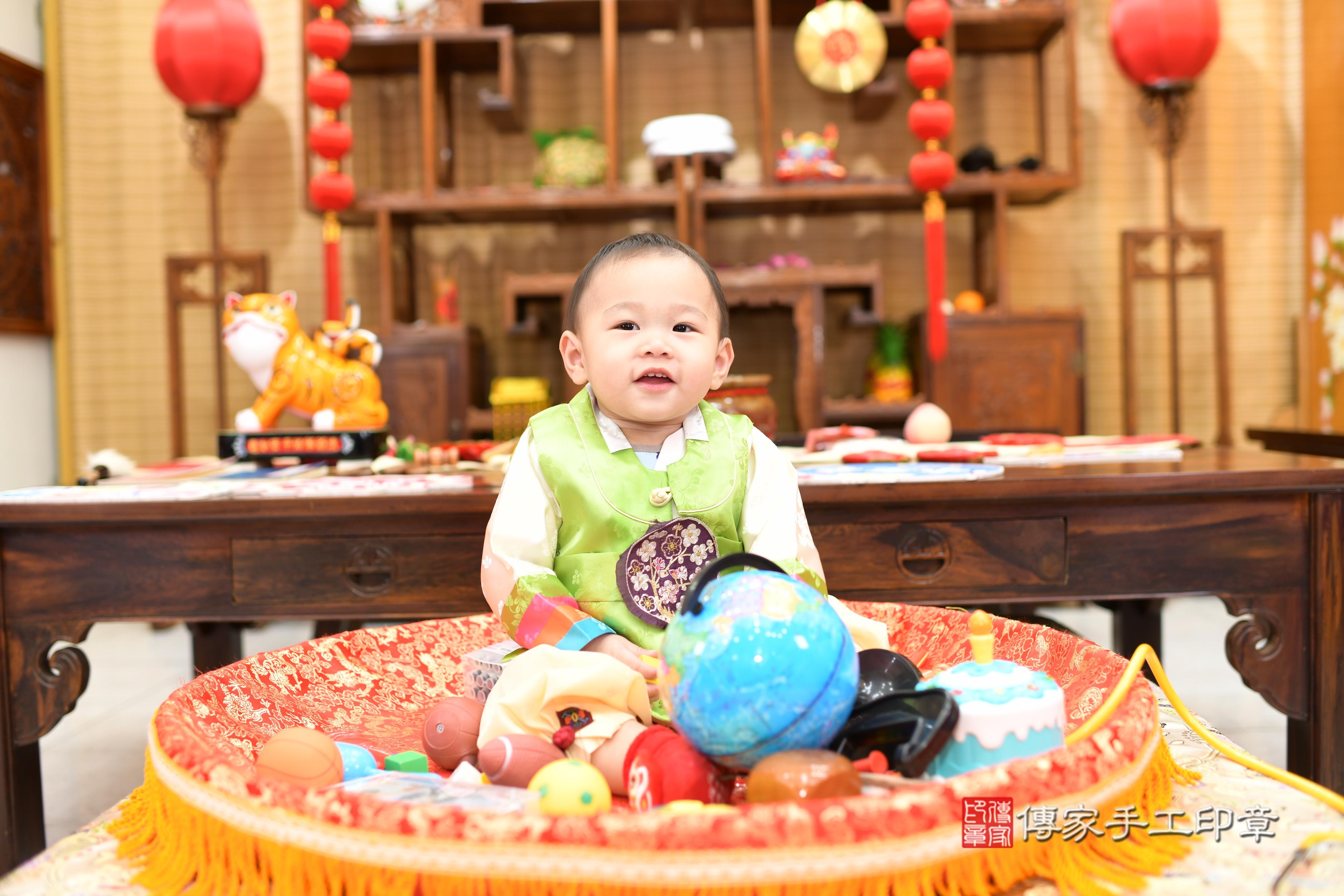 傳家手工印章台南店、抓周、度脺、中國風會場、傳家嬰兒古禮、吉祥話、抓周道具物品24種、拍照。抓周證書。寶寶抓周、滿周歲、生日快樂、祝福