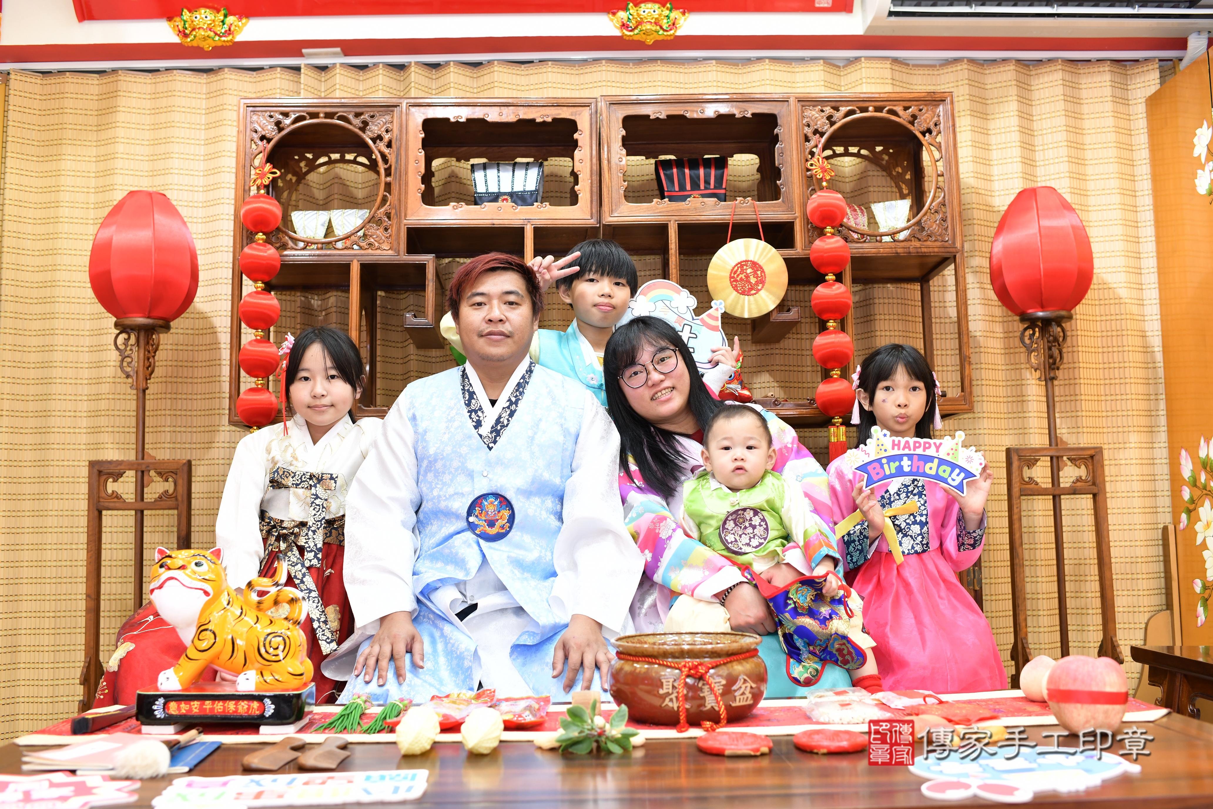 傳家手工印章台南店、抓周、度脺、中國風會場、傳家嬰兒古禮、吉祥話、抓周道具物品24種、拍照。抓周證書。寶寶抓周、滿周歲、生日快樂、祝福
