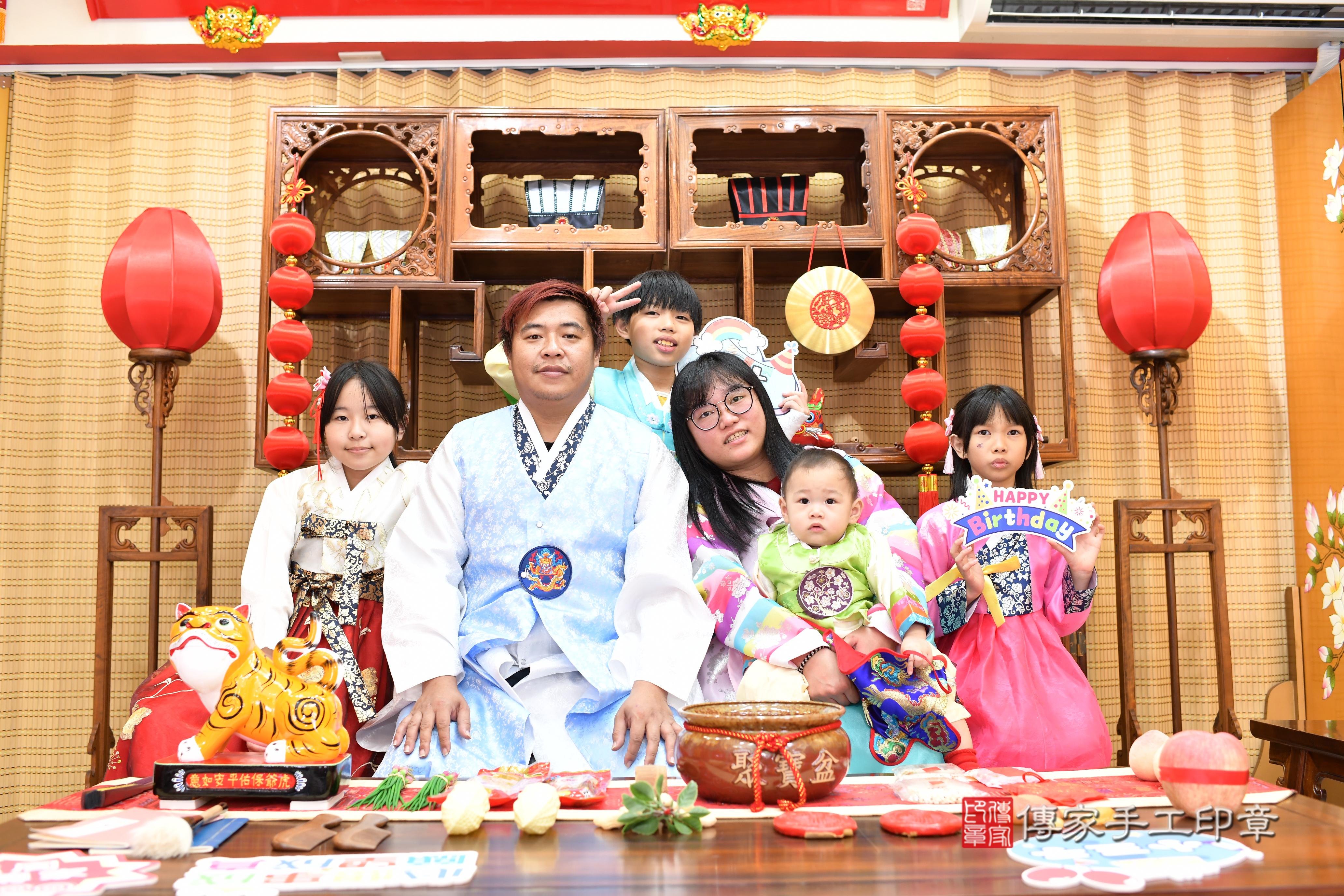 傳家手工印章台南店、抓周、度脺、中國風會場、傳家嬰兒古禮、吉祥話、抓周道具物品24種、拍照。抓周證書。寶寶抓周、滿周歲、生日快樂、祝福