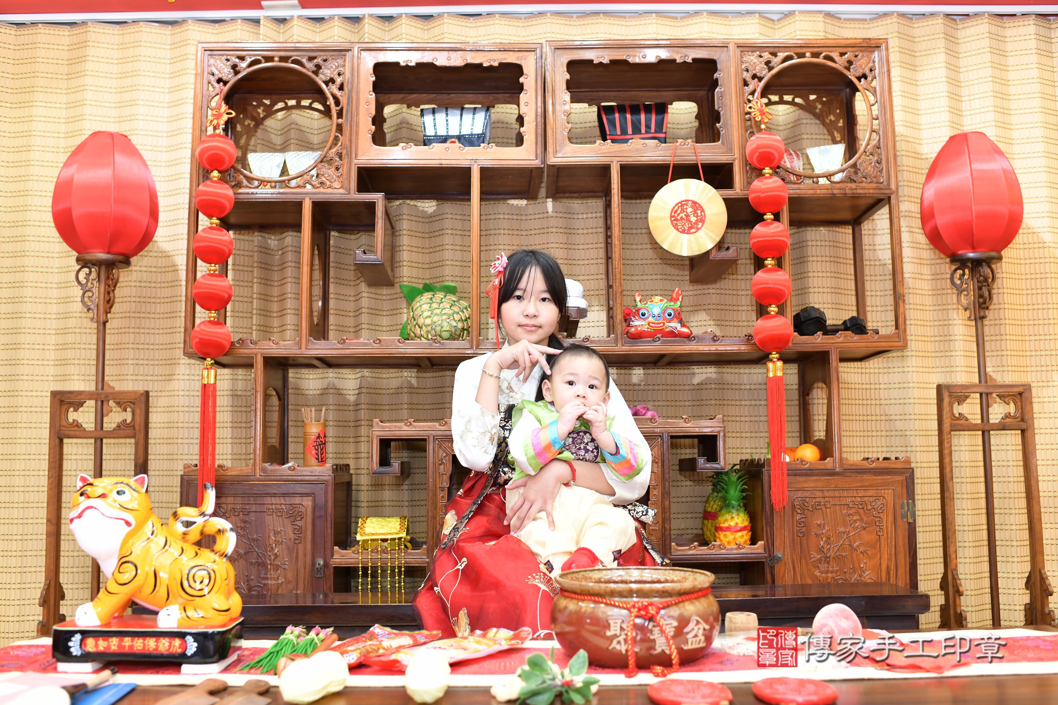 傳家手工印章台南店、抓周、度脺、中國風會場、傳家嬰兒古禮、吉祥話、抓周道具物品24種、拍照。抓周證書。寶寶抓周、滿周歲、生日快樂、祝福