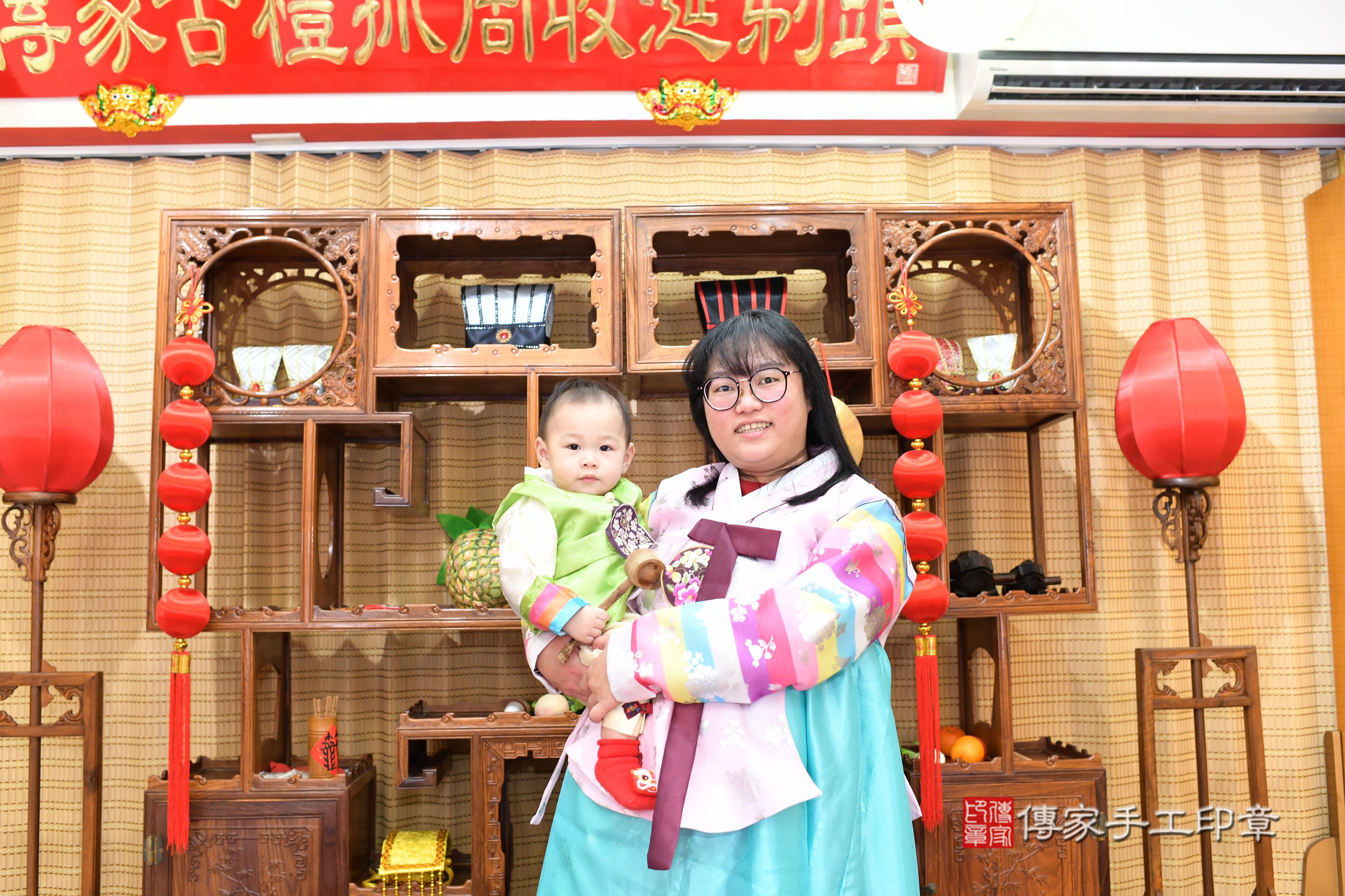 傳家手工印章台南店、抓周、度脺、中國風會場、傳家嬰兒古禮、吉祥話、抓周道具物品24種、拍照。抓周證書。寶寶抓周、滿周歲、生日快樂、祝福
