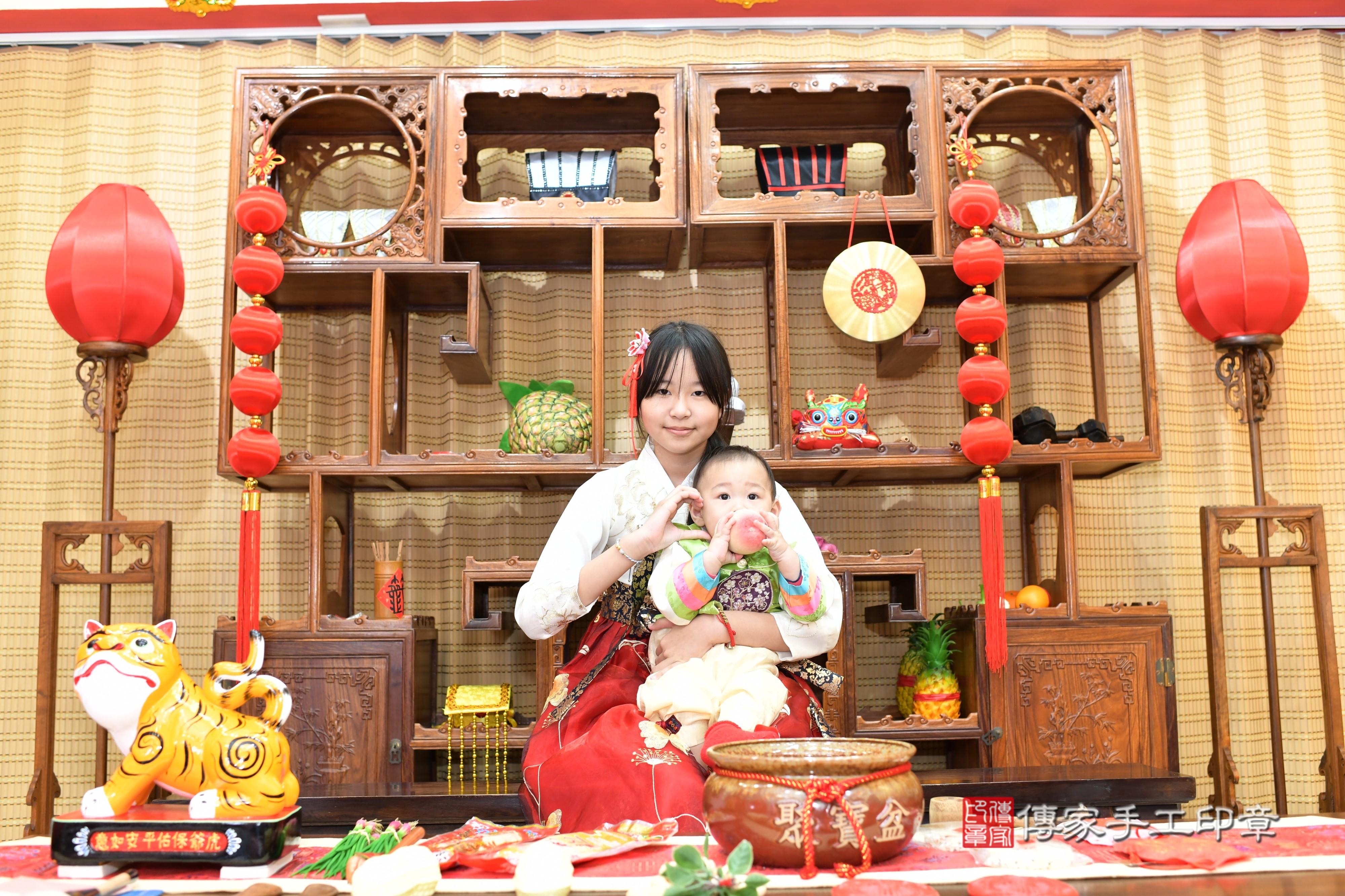 傳家手工印章台南店、抓周、度脺、中國風會場、傳家嬰兒古禮、吉祥話、抓周道具物品24種、拍照。抓周證書。寶寶抓周、滿周歲、生日快樂、祝福