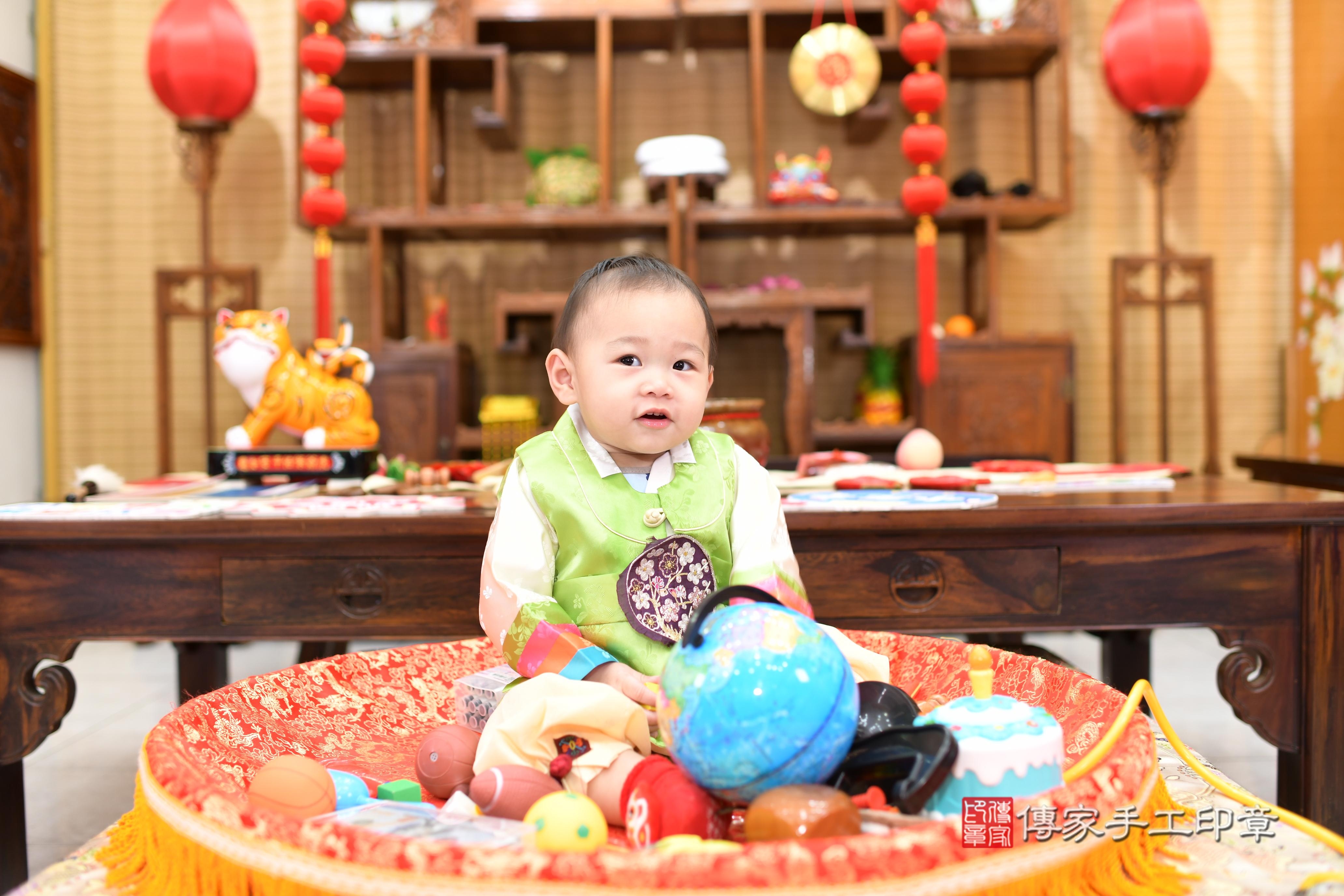 傳家手工印章台南店、抓周、度脺、中國風會場、傳家嬰兒古禮、吉祥話、抓周道具物品24種、拍照。抓周證書。寶寶抓周、滿周歲、生日快樂、祝福
