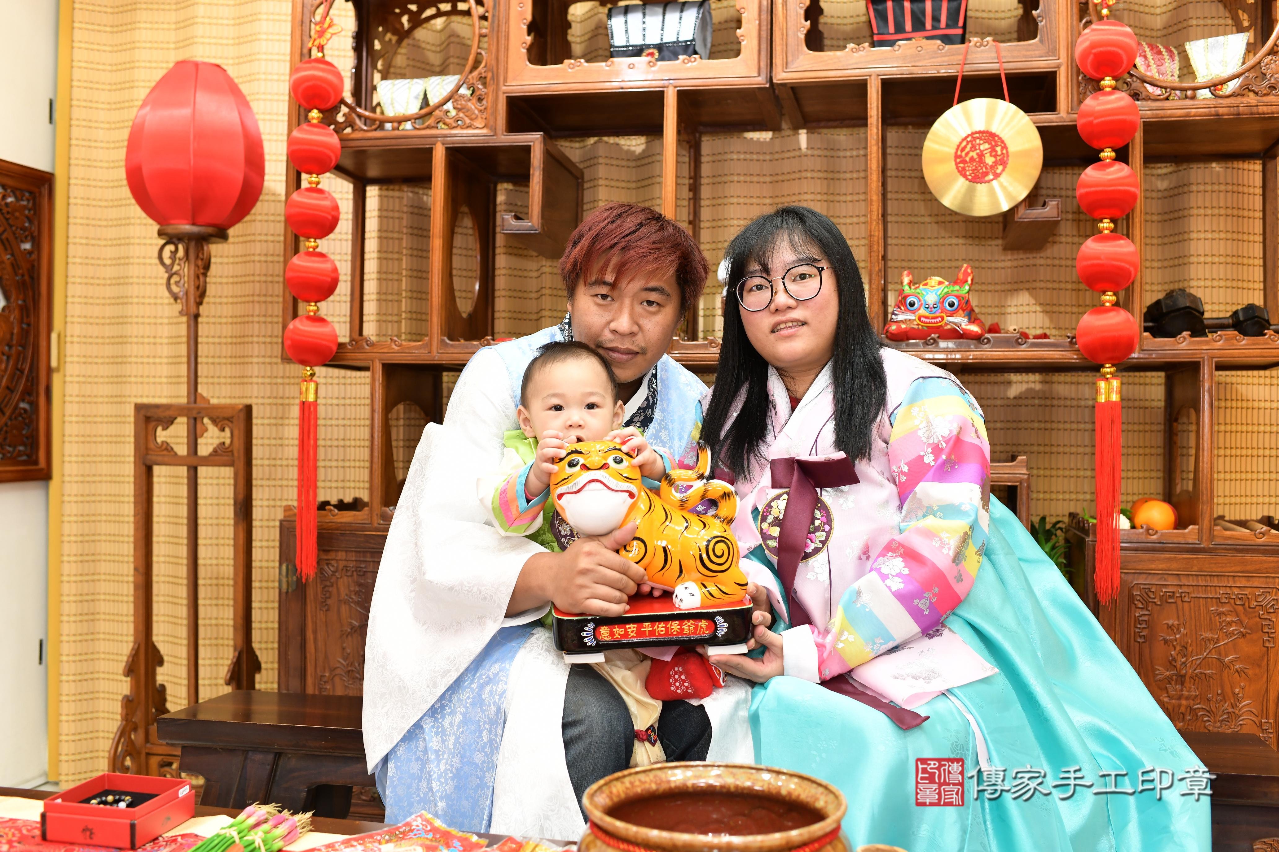 傳家手工印章台南店、抓周、度脺、中國風會場、傳家嬰兒古禮、吉祥話、抓周道具物品24種、拍照。抓周證書。寶寶抓周、滿周歲、生日快樂、祝福